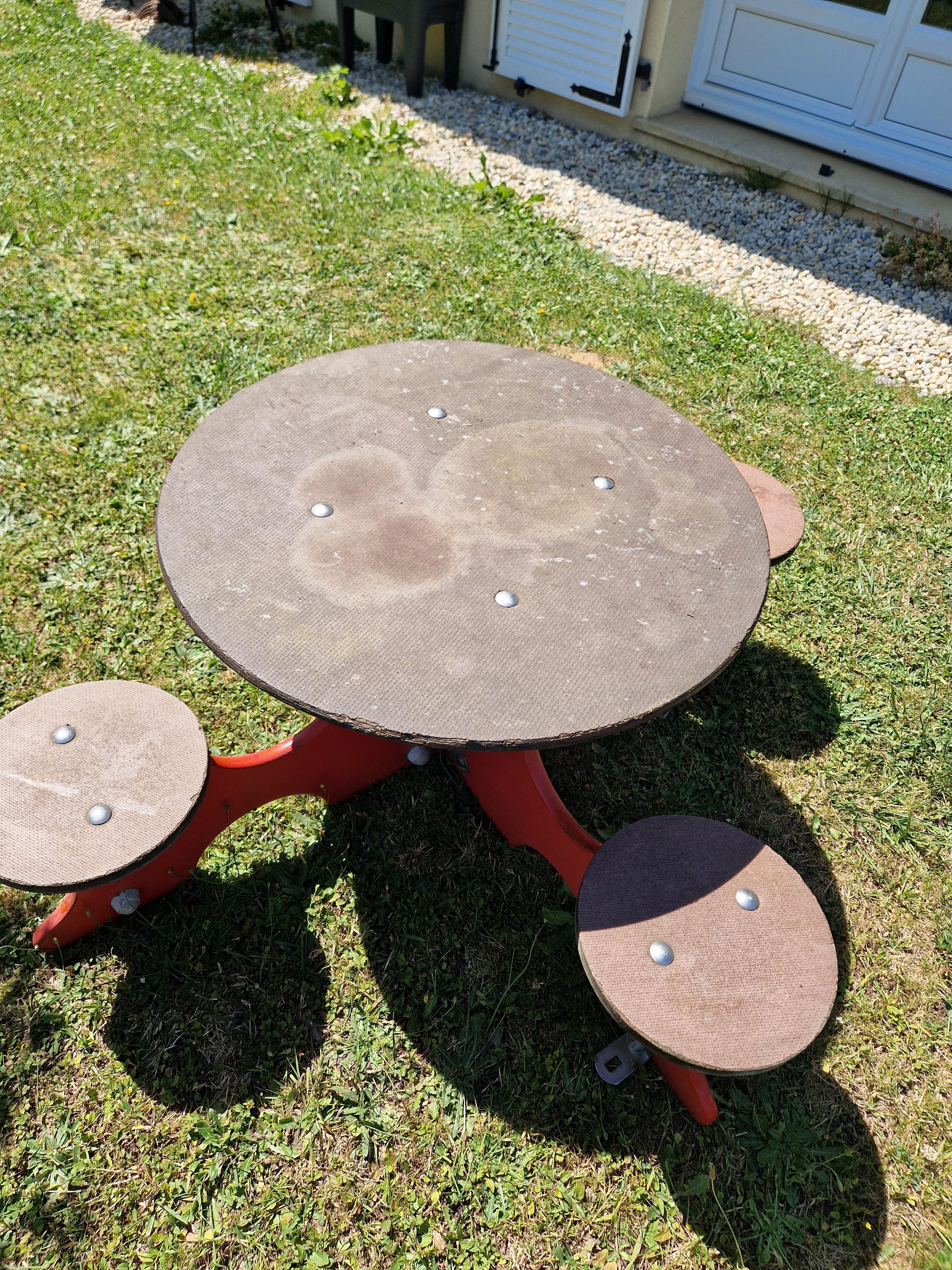 troc de troc table bois avec ses 4 tabourets intégrés bon état. image 0