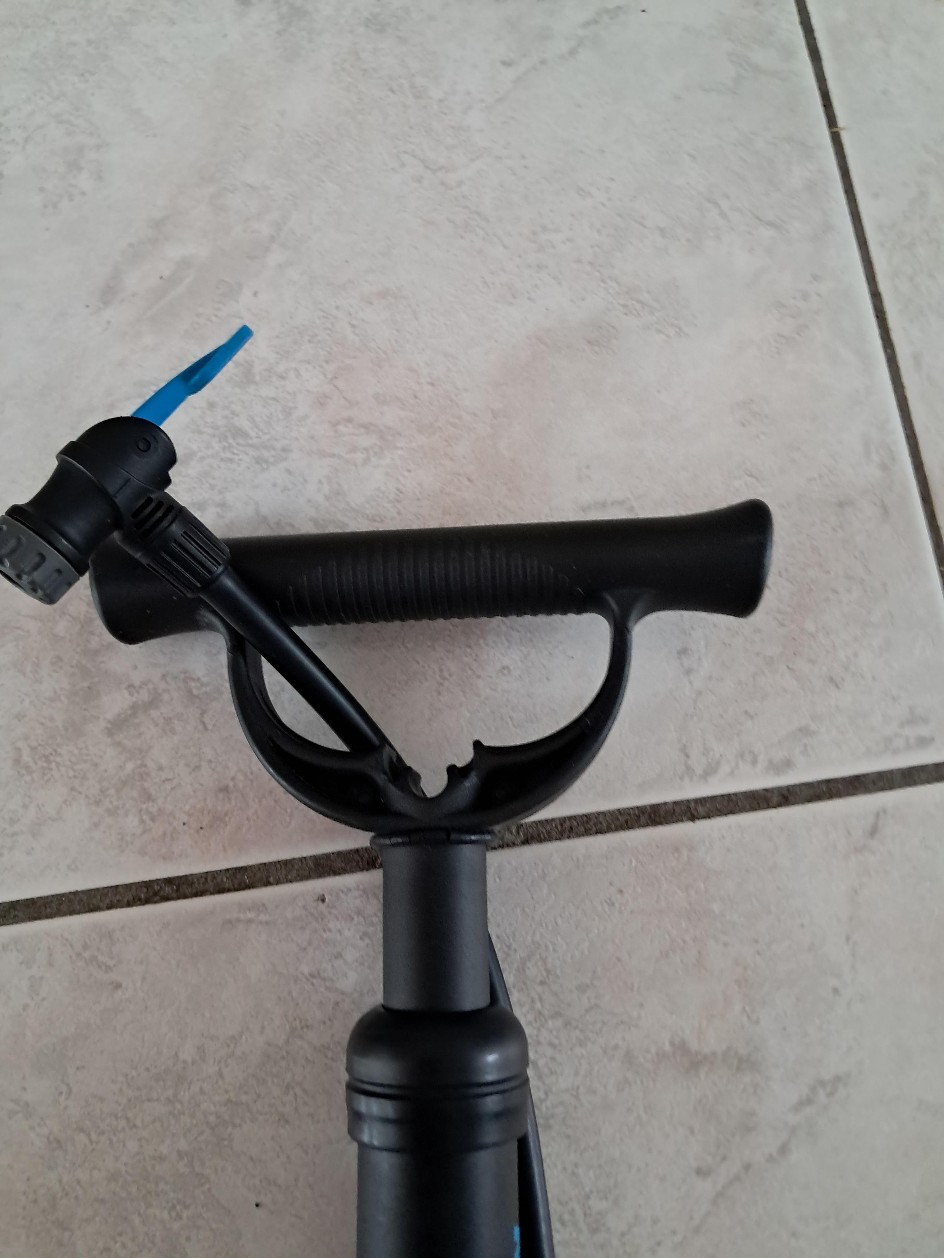troc de troc pompe à vélo à pied marque b'twin max 5.5 bars 72.5 psi image 1