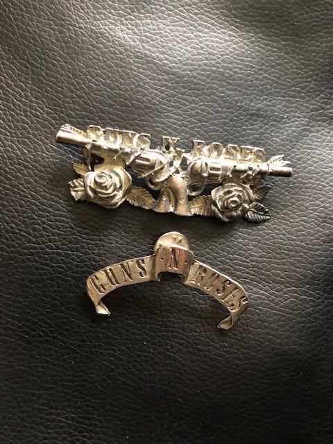 troc de troc lot de 2 pin's guns and roses image 0