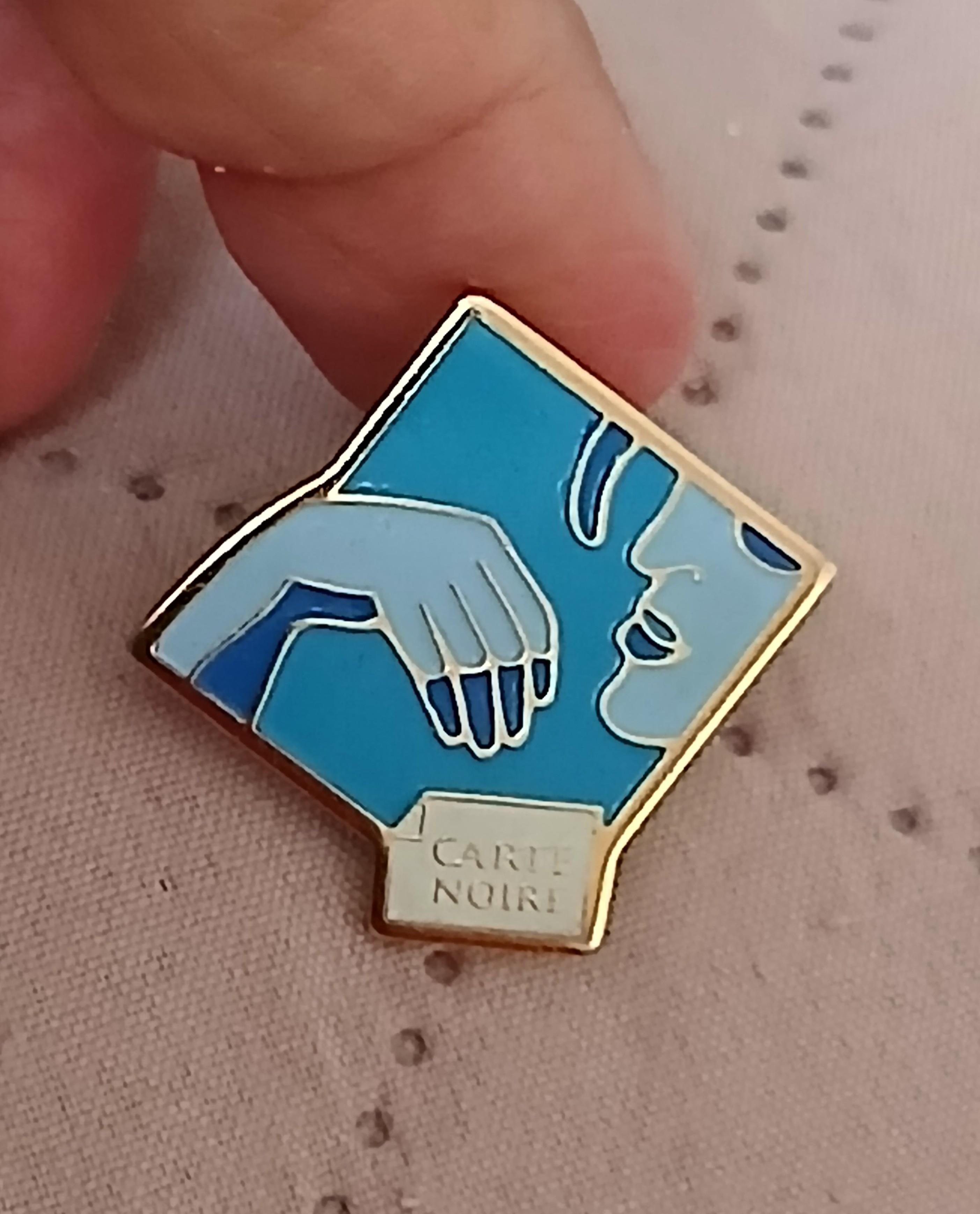 troc de troc reserver. pins ' carte noir ' image 1