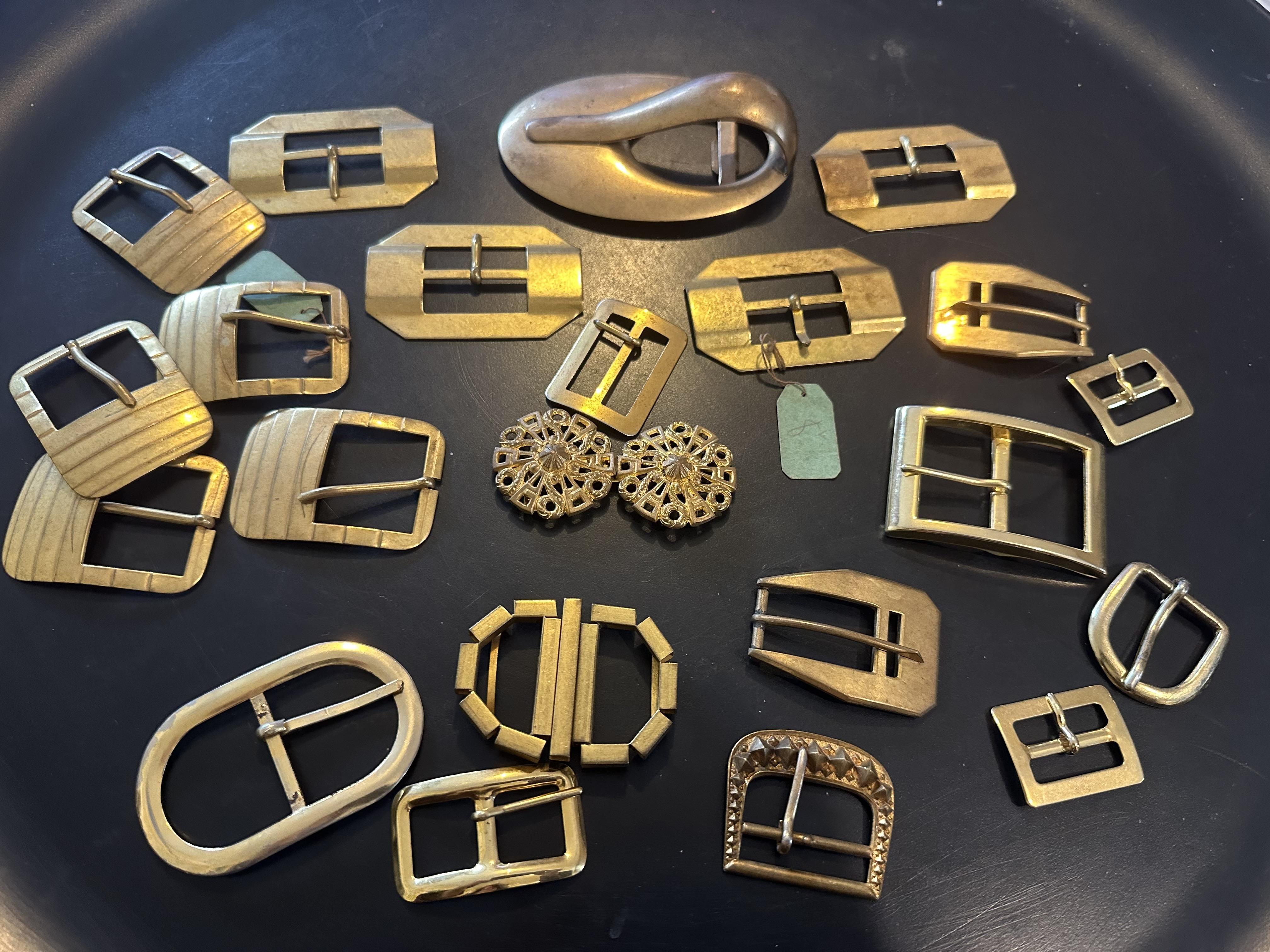 troc de troc mercerie : lot anciennes boucles de ceinture divers image 0