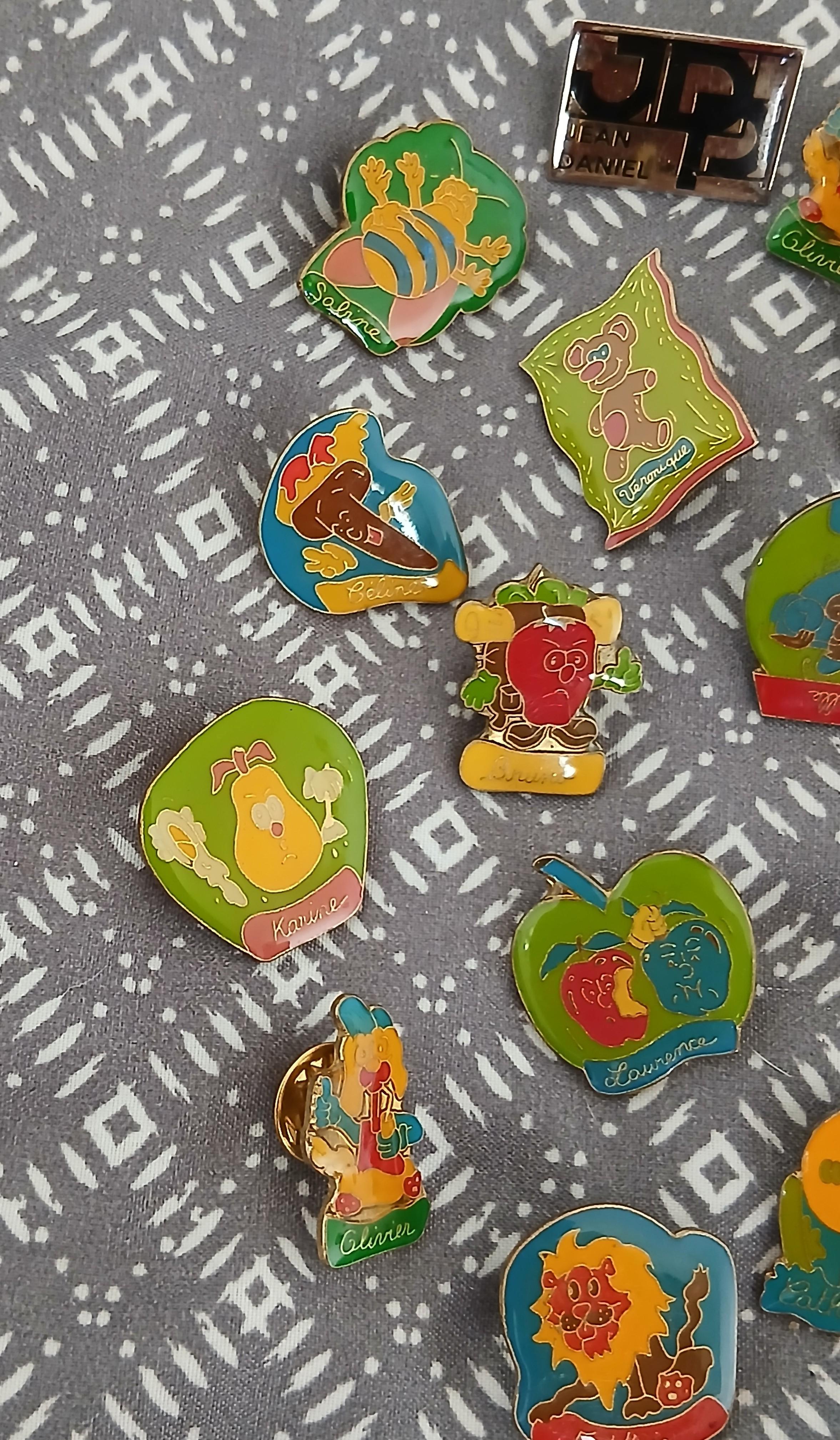 troc de troc reserver. lots de pins ' des prénoms ' image 1
