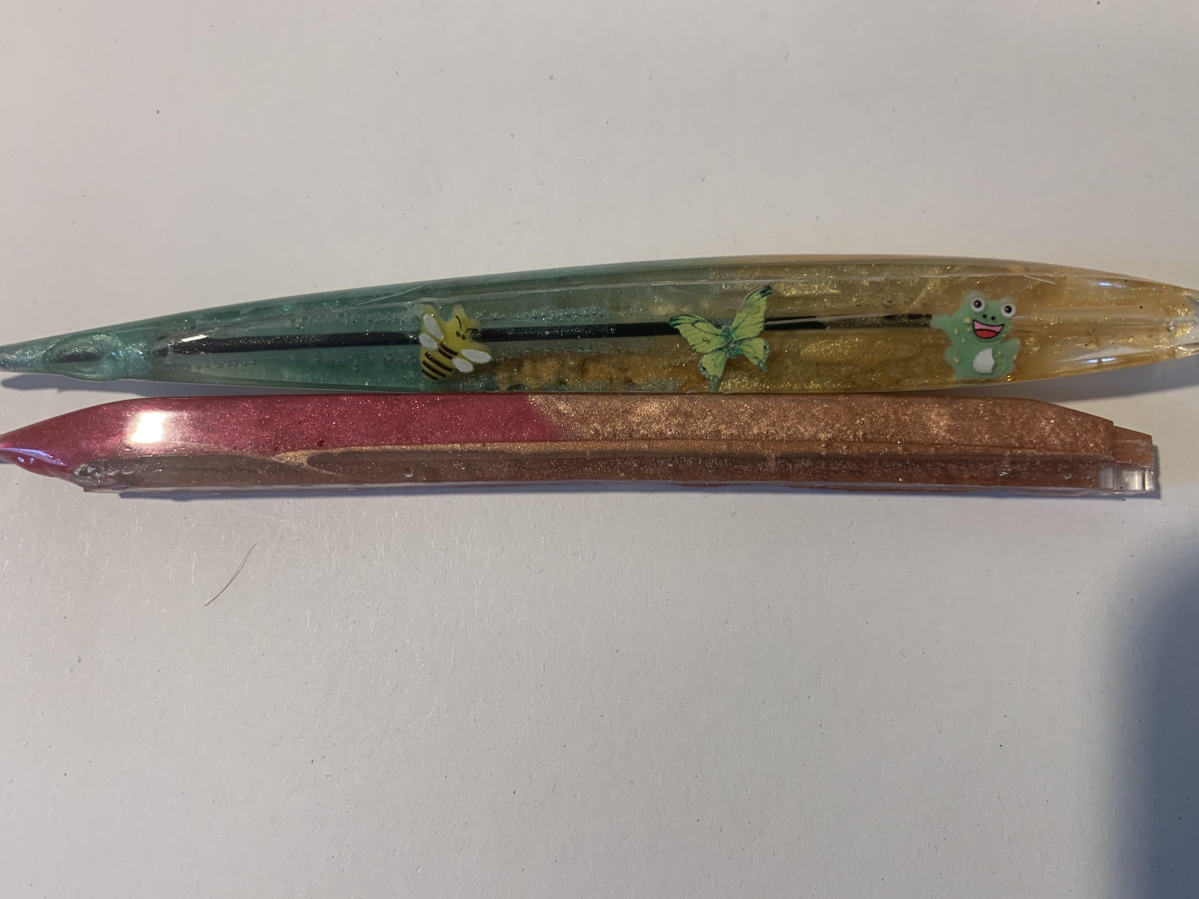 troc de troc deux. stylos bleus en résine, image 1