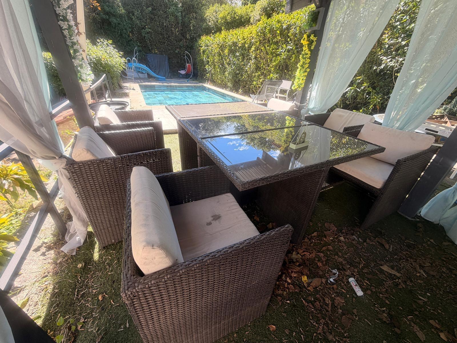 troc de troc table de jardin 6 sièges et trois poufs image 0