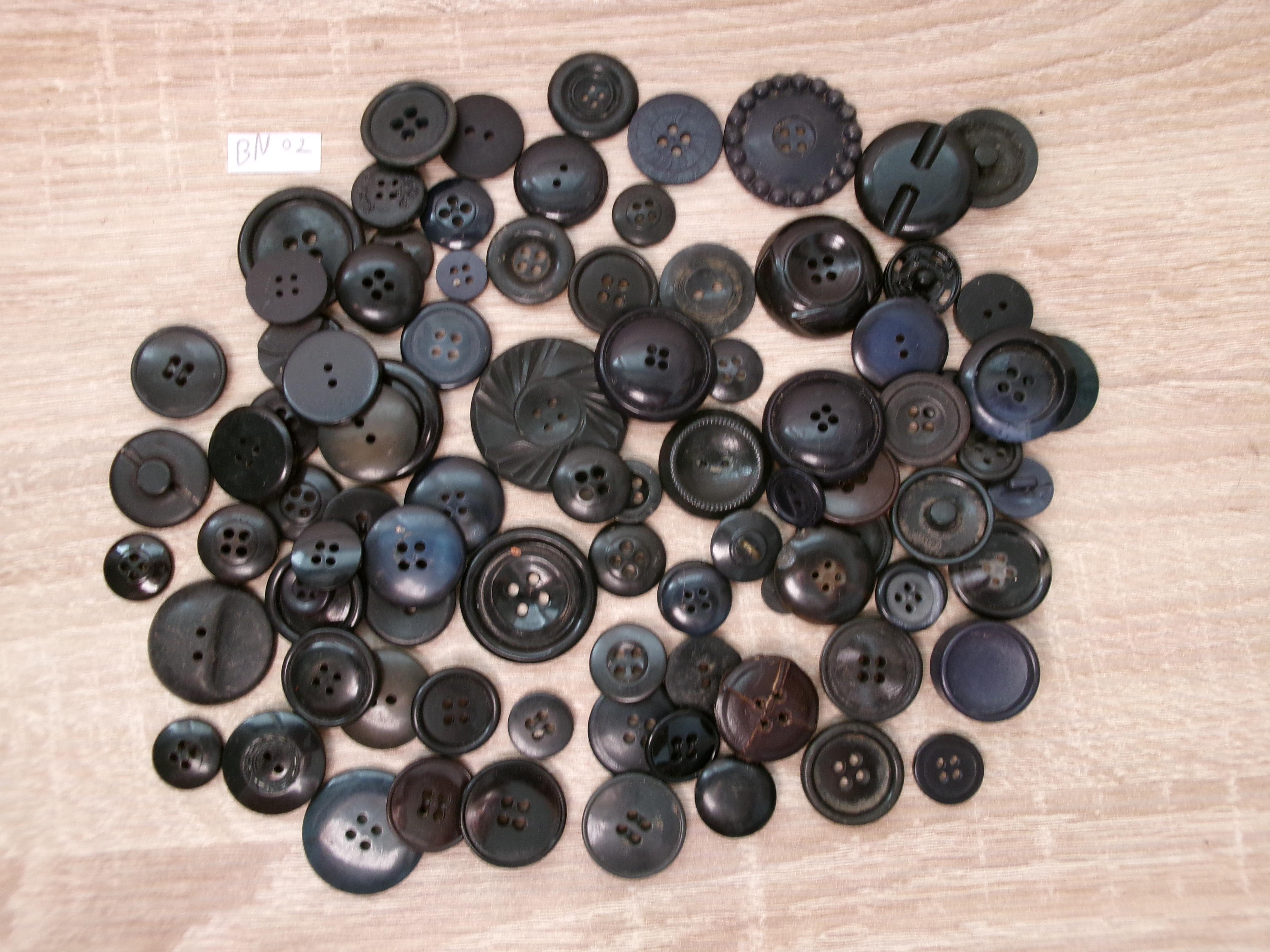 troc de troc réf bn2 lot boutons vintage noir et noir bleuté 4 , 2 et 1 trous image 0