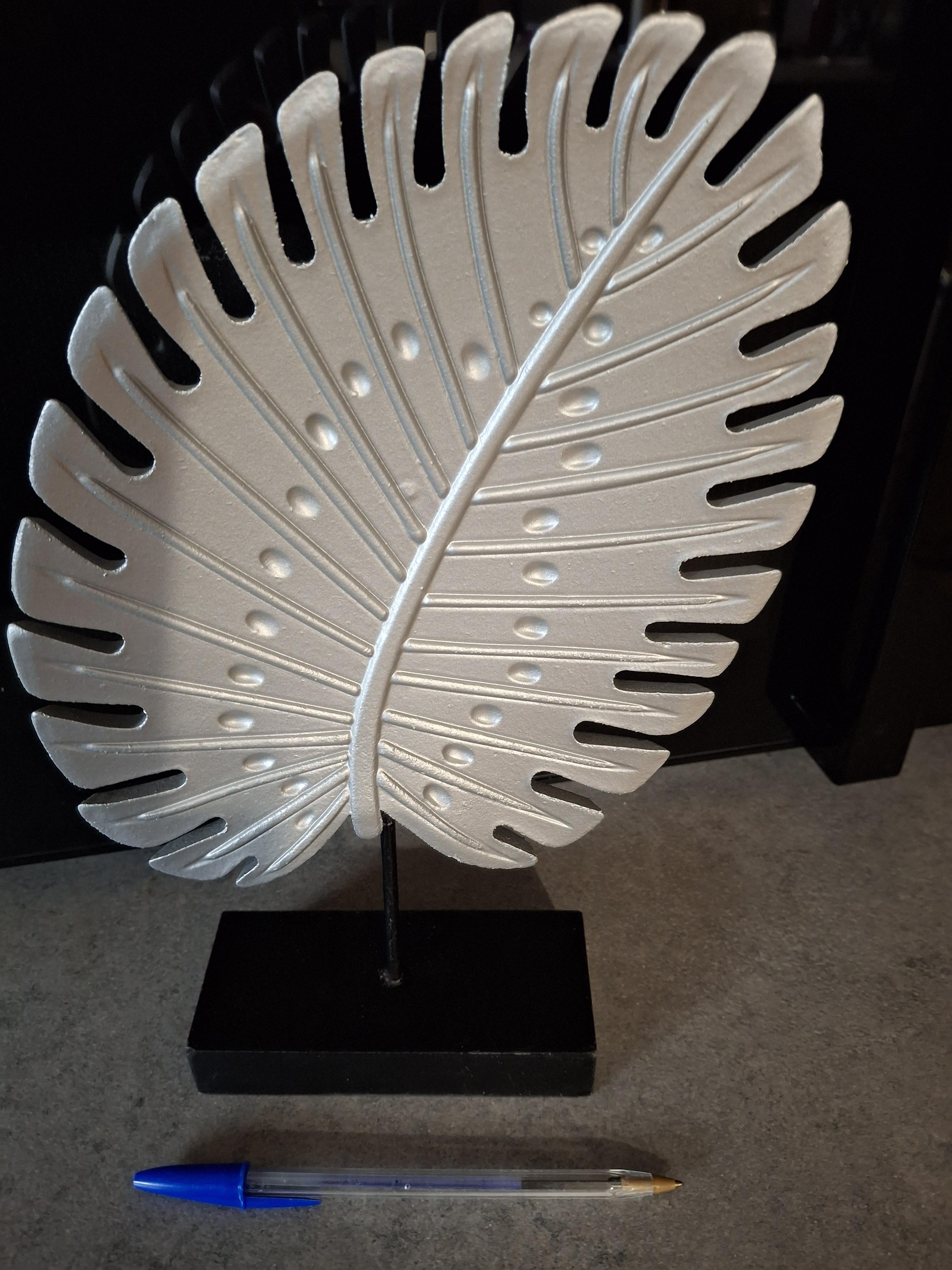 troc de troc feuille argent sur socle image 0