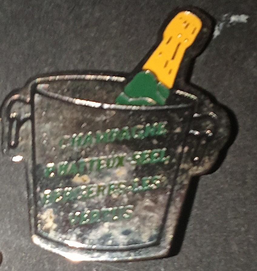 troc de troc pin's champagne avec attache réserver ventura image 0