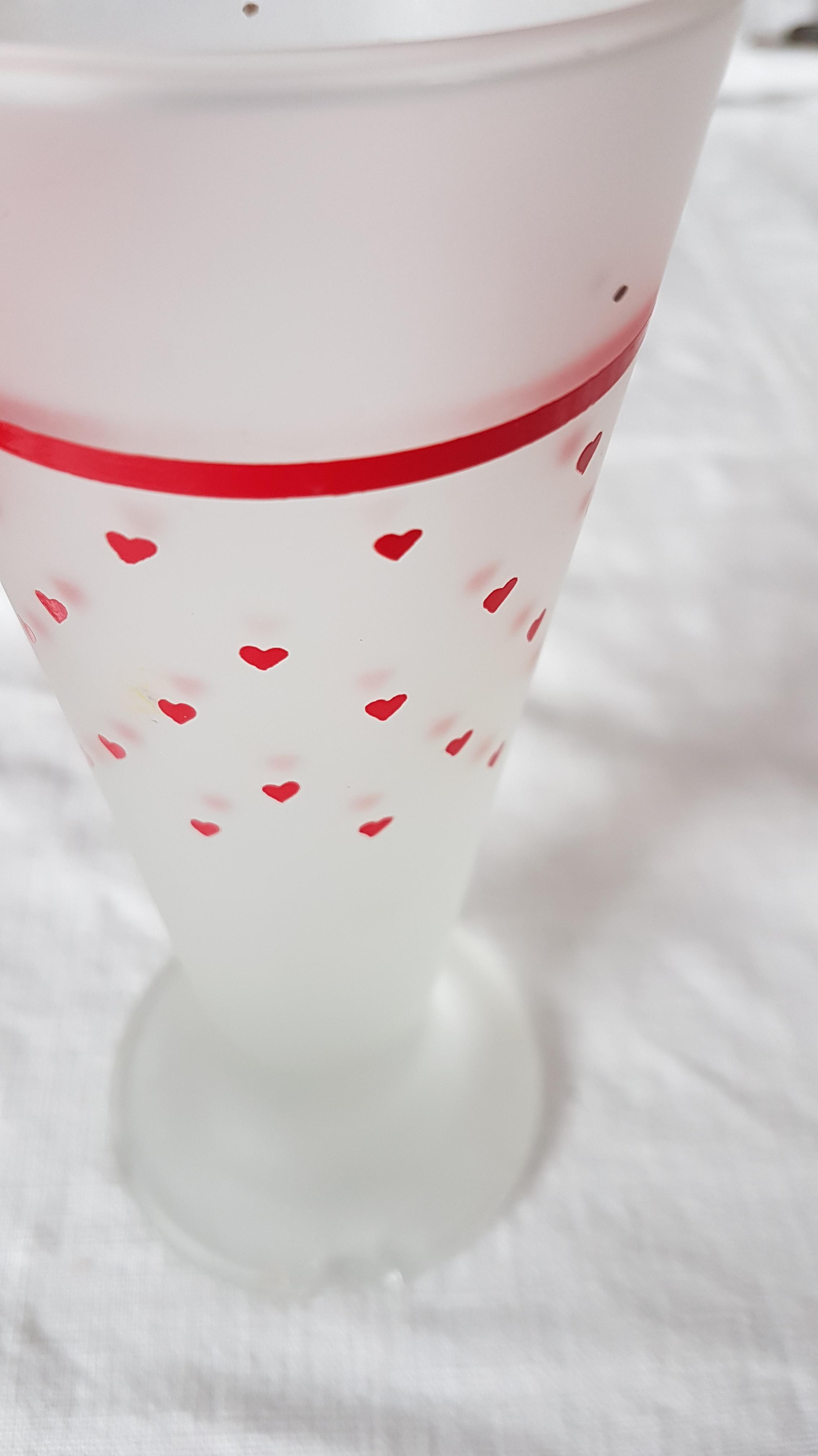 troc de troc petit vase en verre déco noeud rouge et petits coeurs. image 1