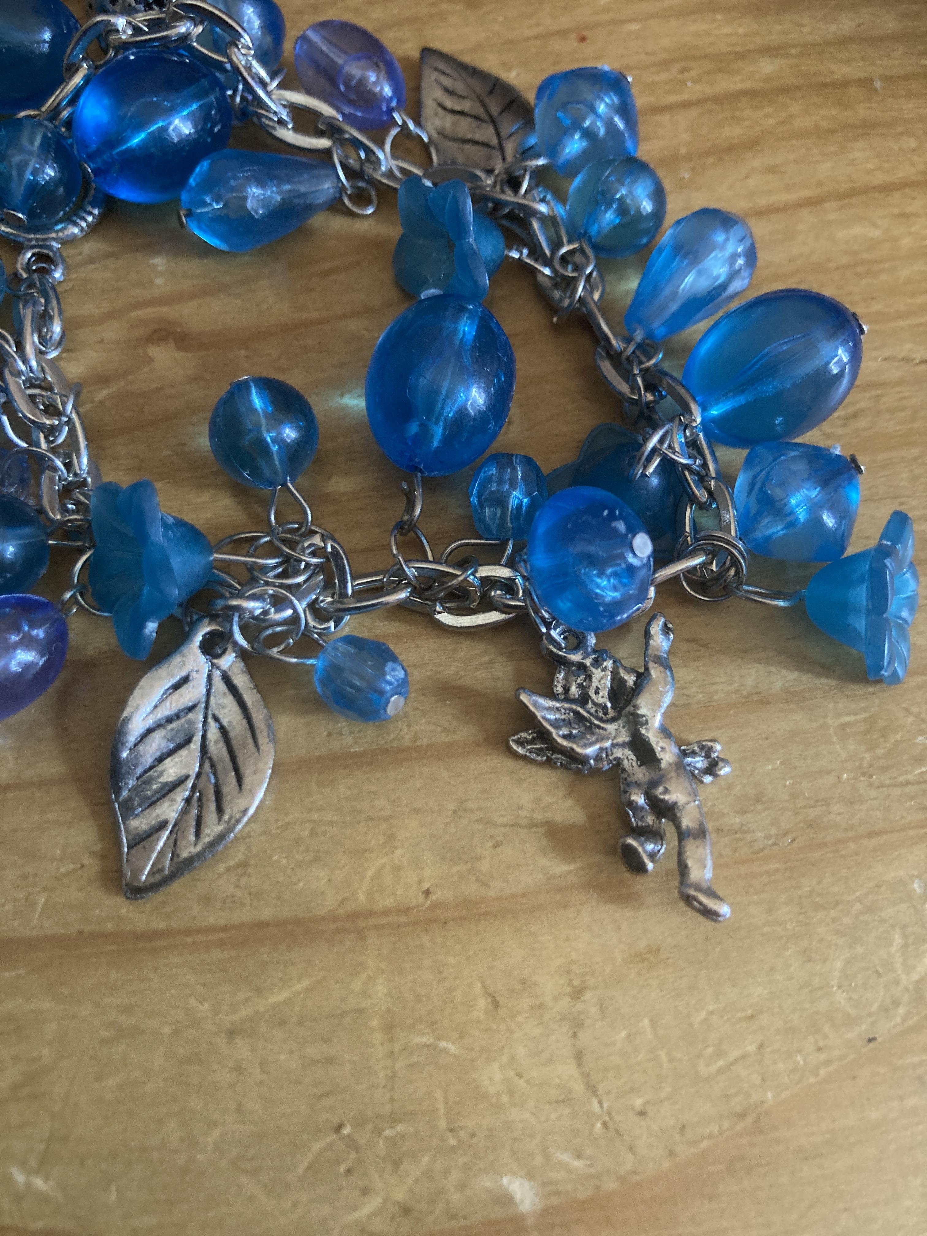 troc de troc bracelet à perles bleues et breloques image 1