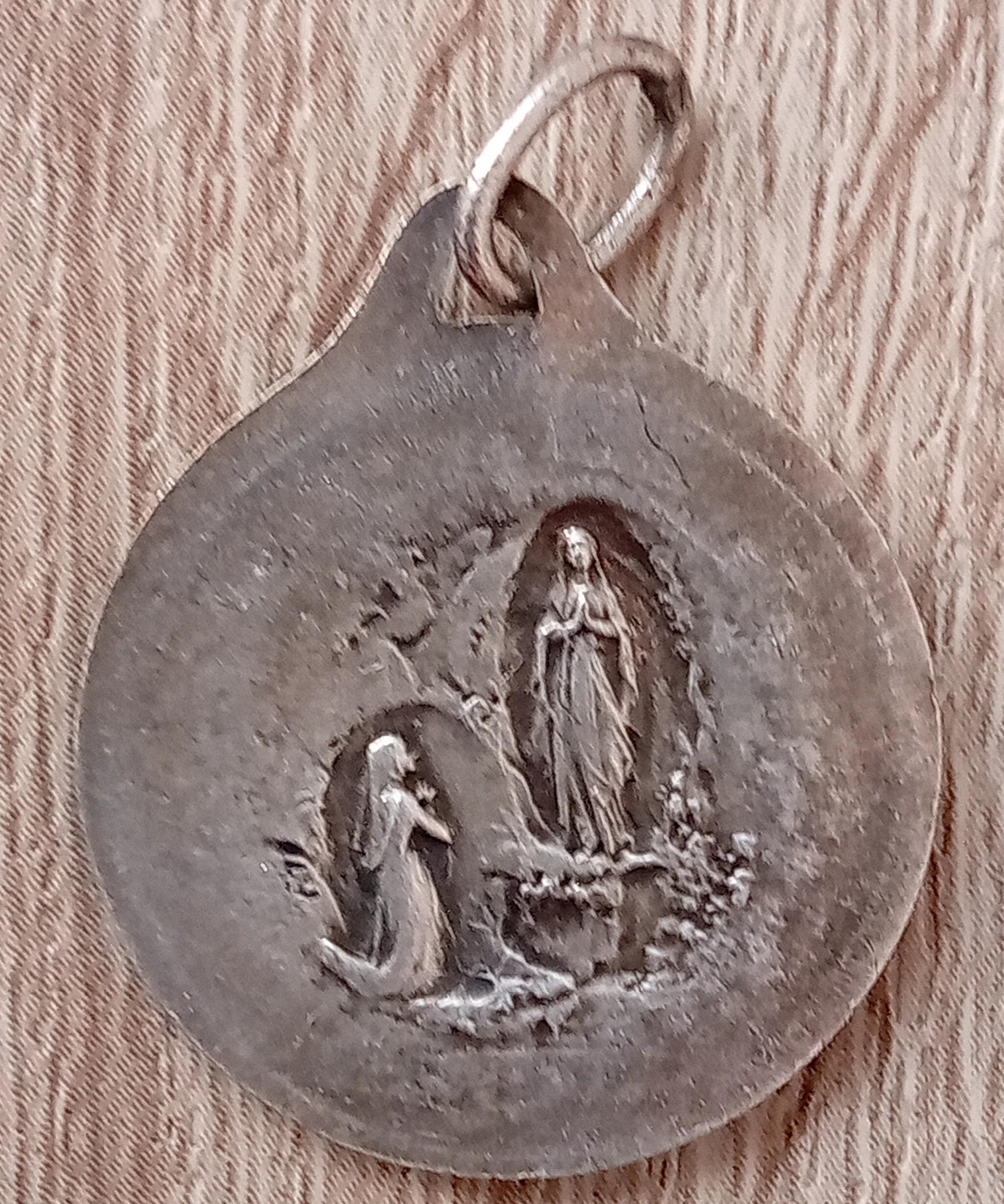 troc de troc une médaille pendentif de sainte marie image 1