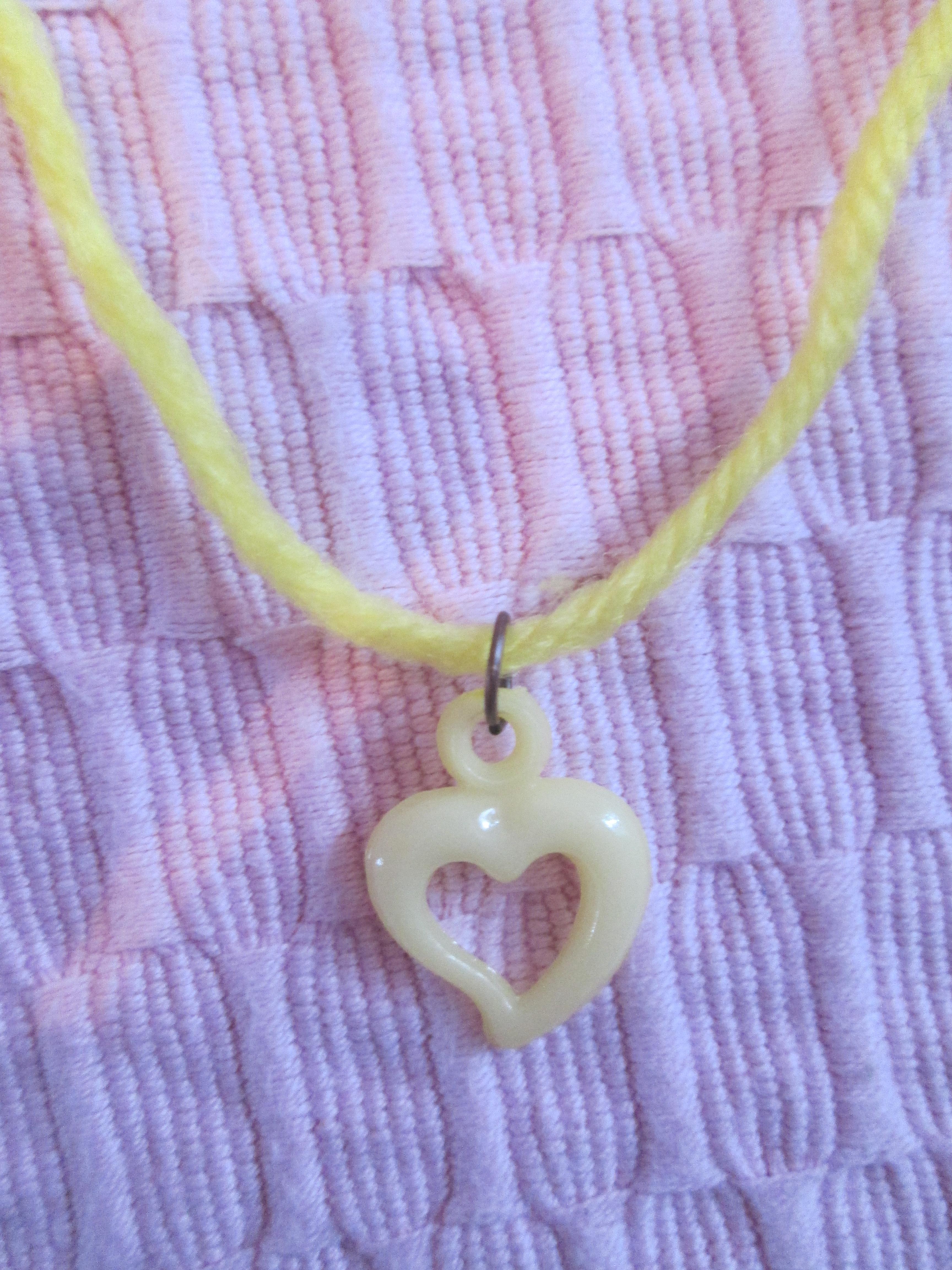 troc de troc collier coeur jaune. image 0