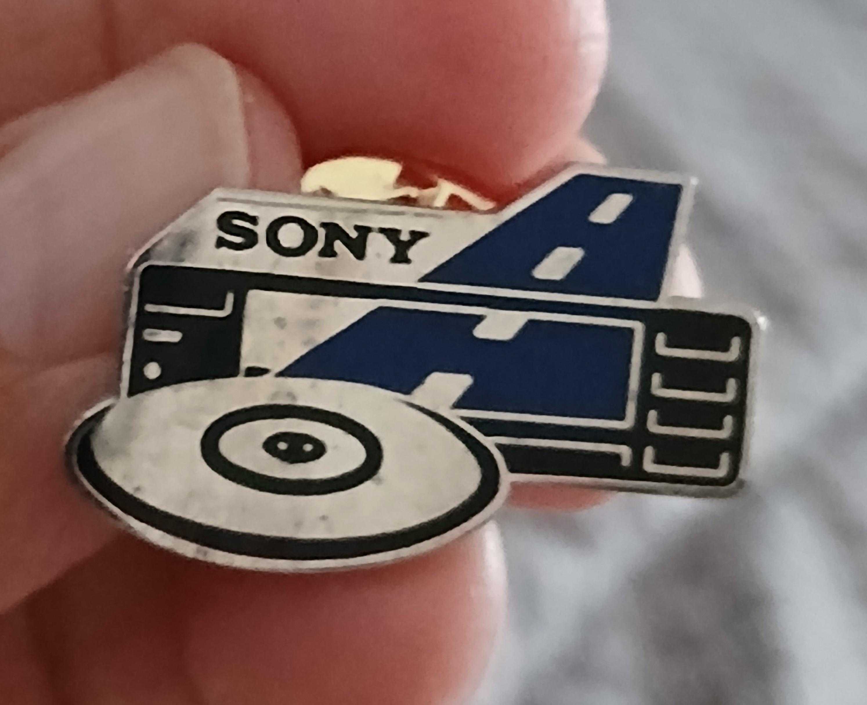 troc de troc n 23 reserver gigi un pins ' sony ' image 0