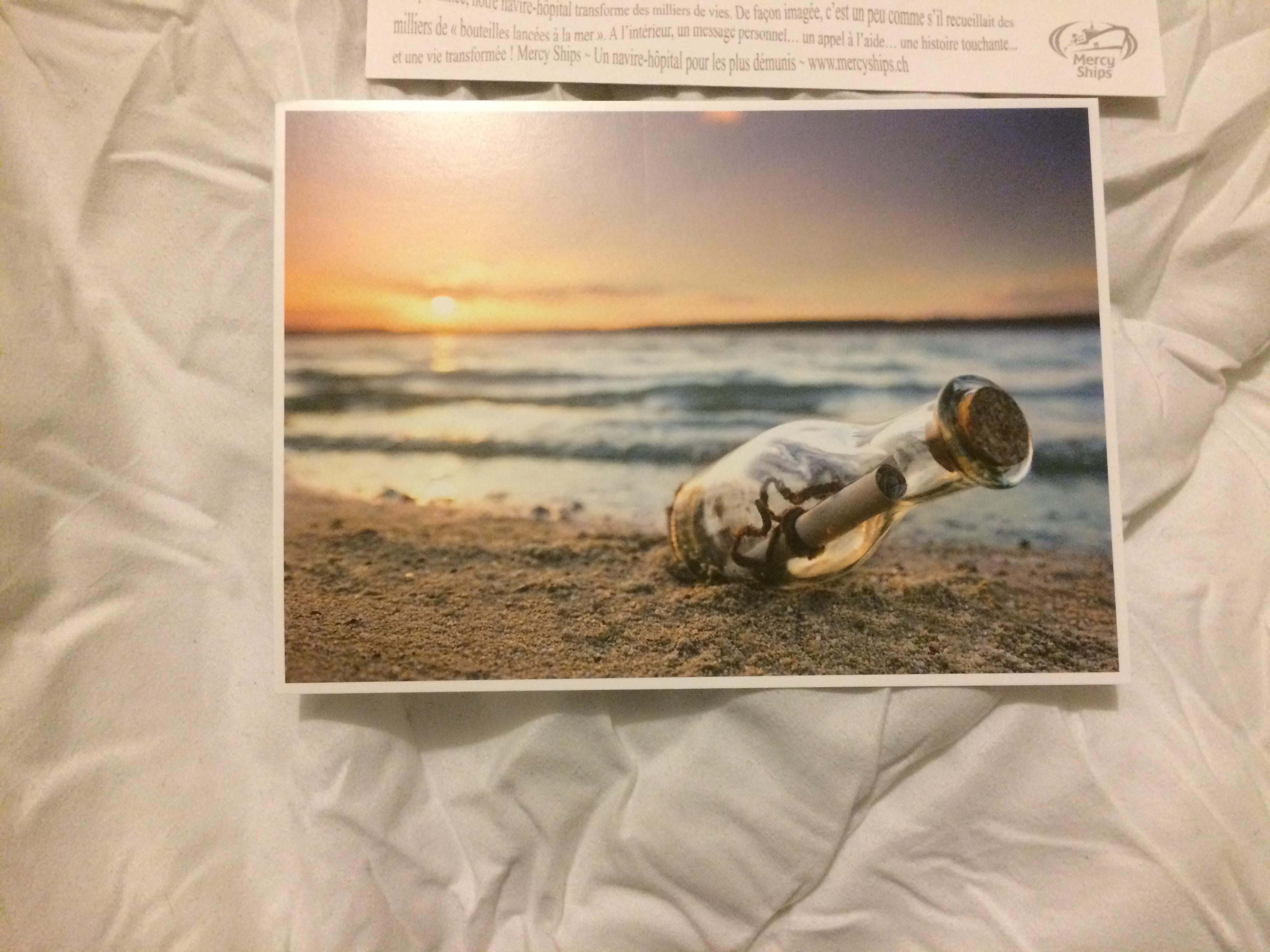 troc de troc carte postale bouteille avec parchemin échouée sur la plage image 1