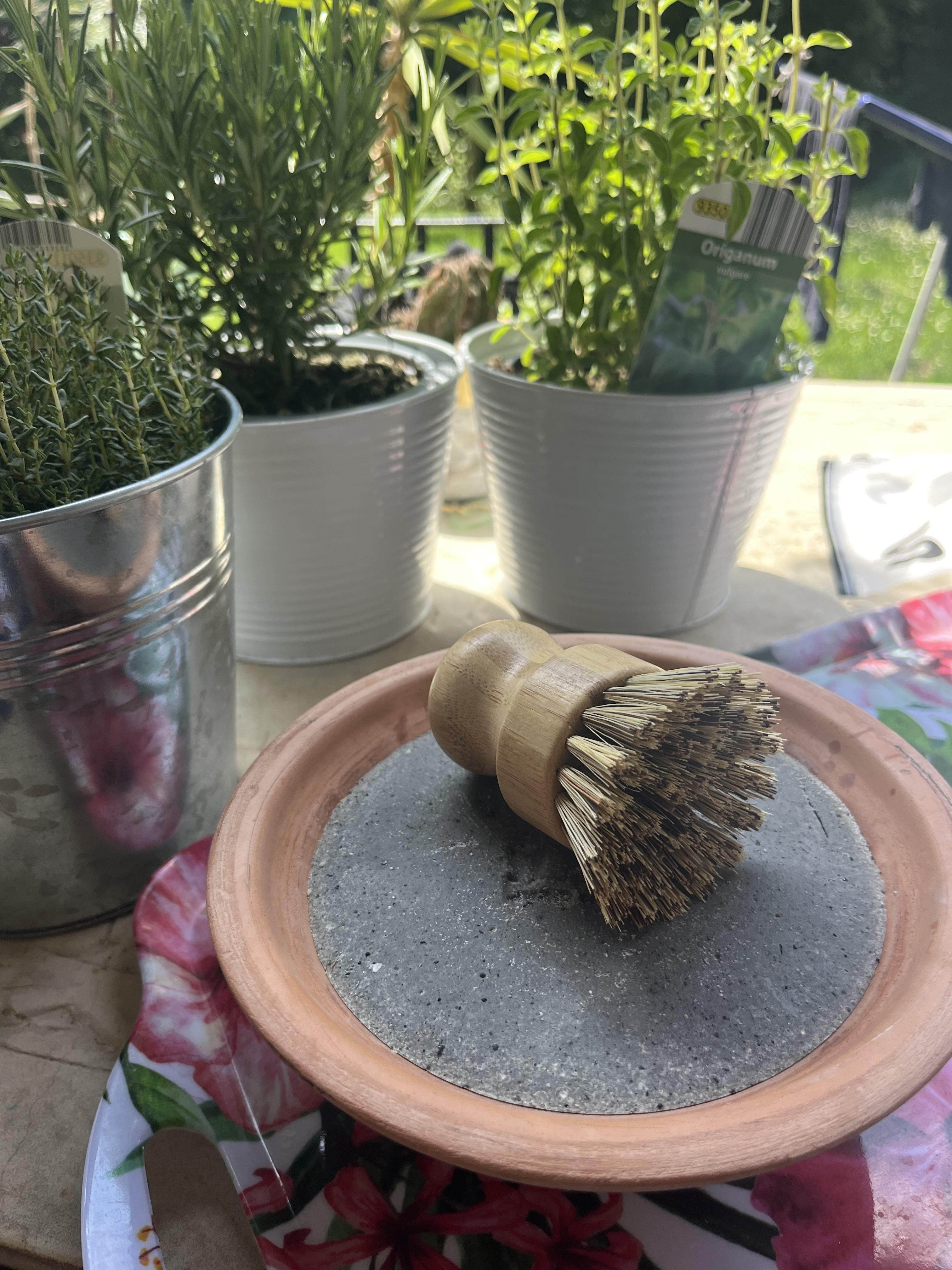 troc de troc réservé - savon ménager et sa brosse de recurage neuve image 0