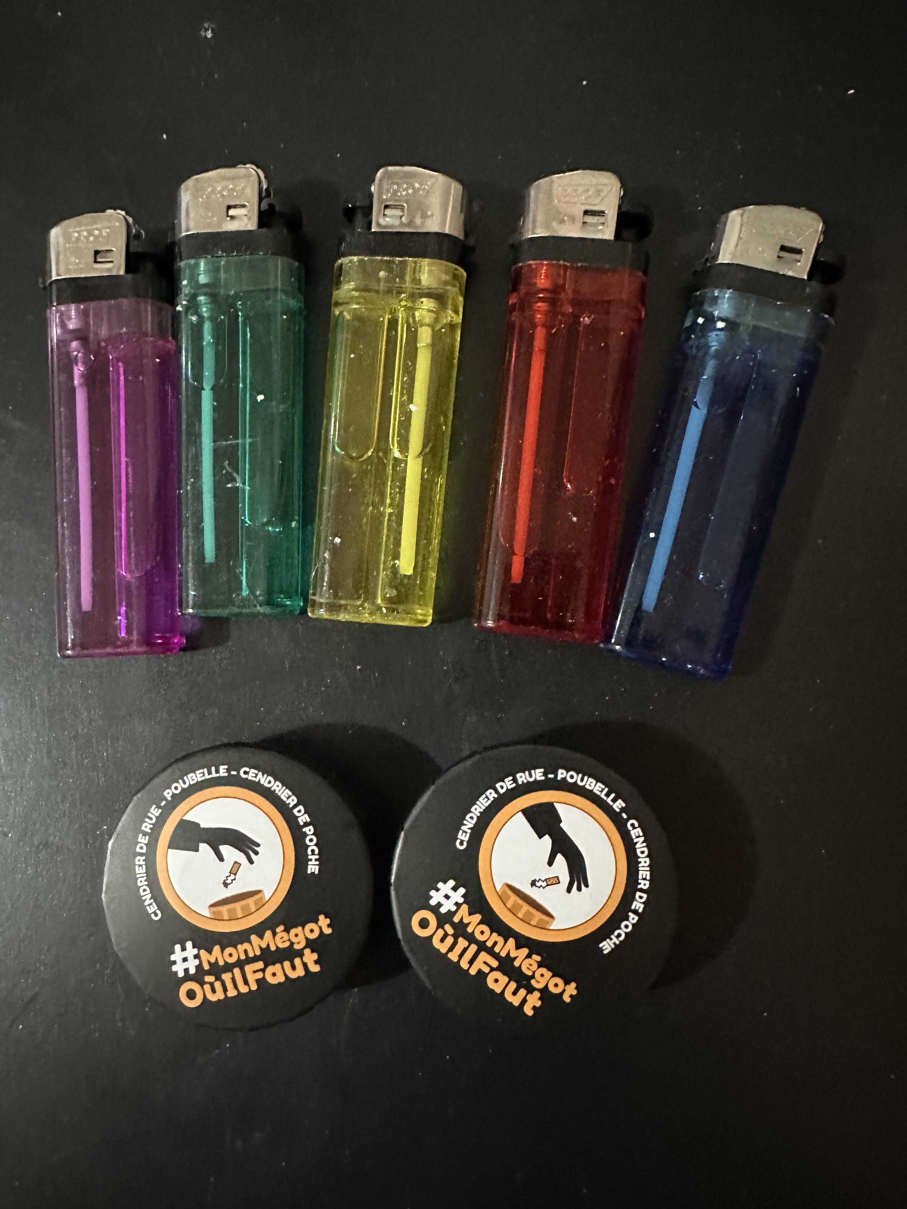 troc de troc lot fumeur : 5 briquets et 2 cendriers de rue image 0