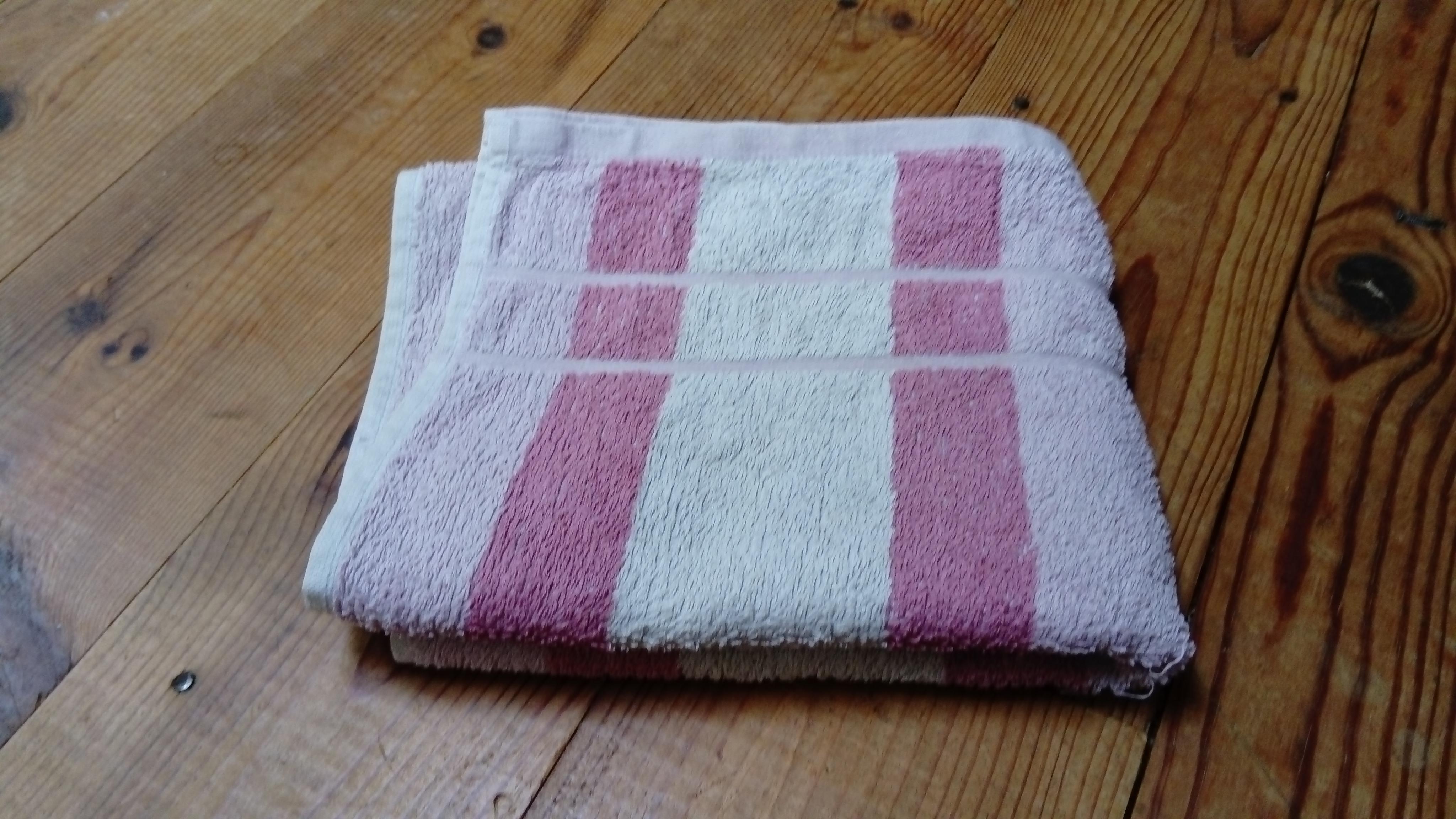 troc de troc serviette de toilette à rayures blancs et rose image 0