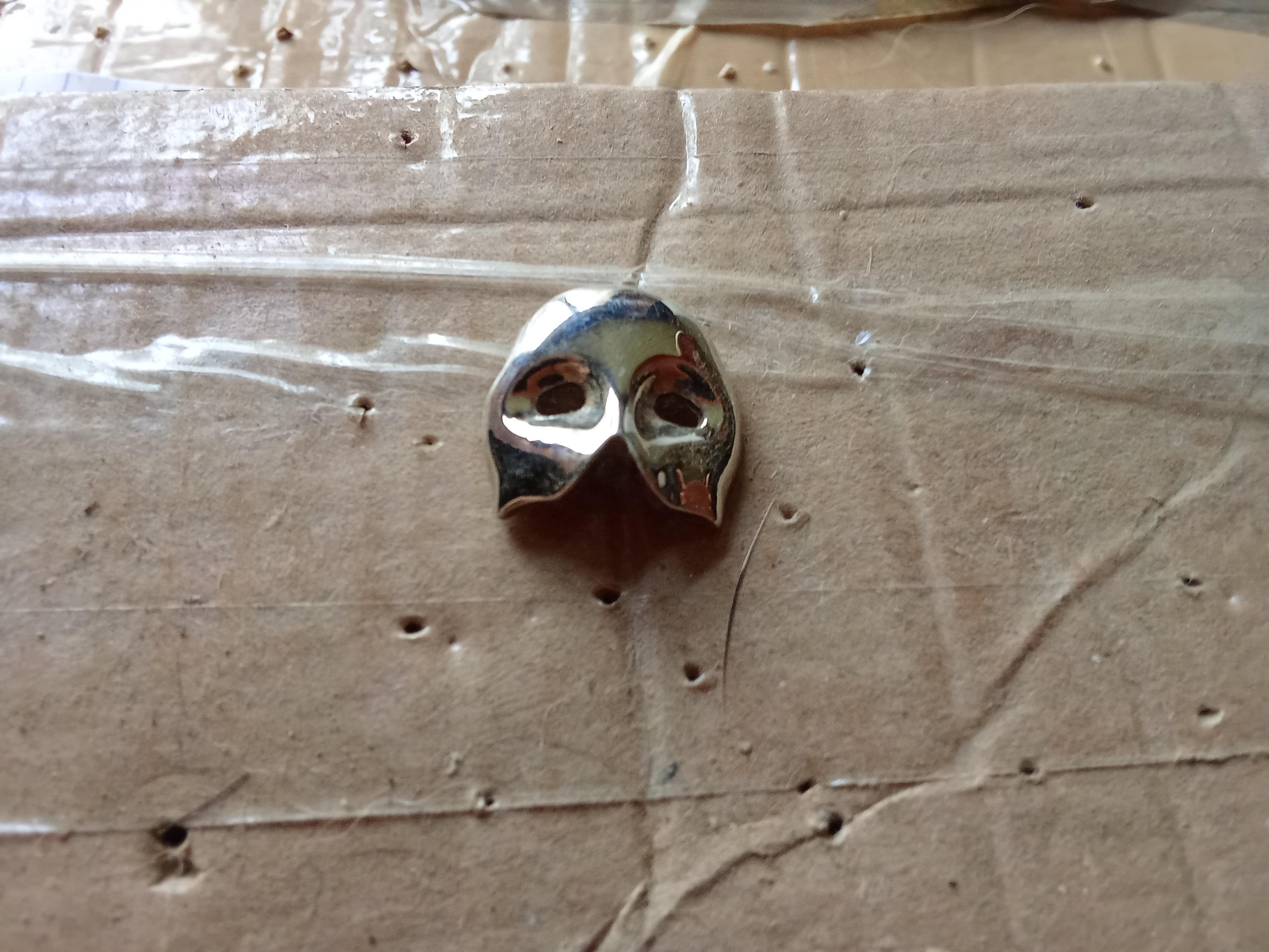 troc de troc pin's masque image 0