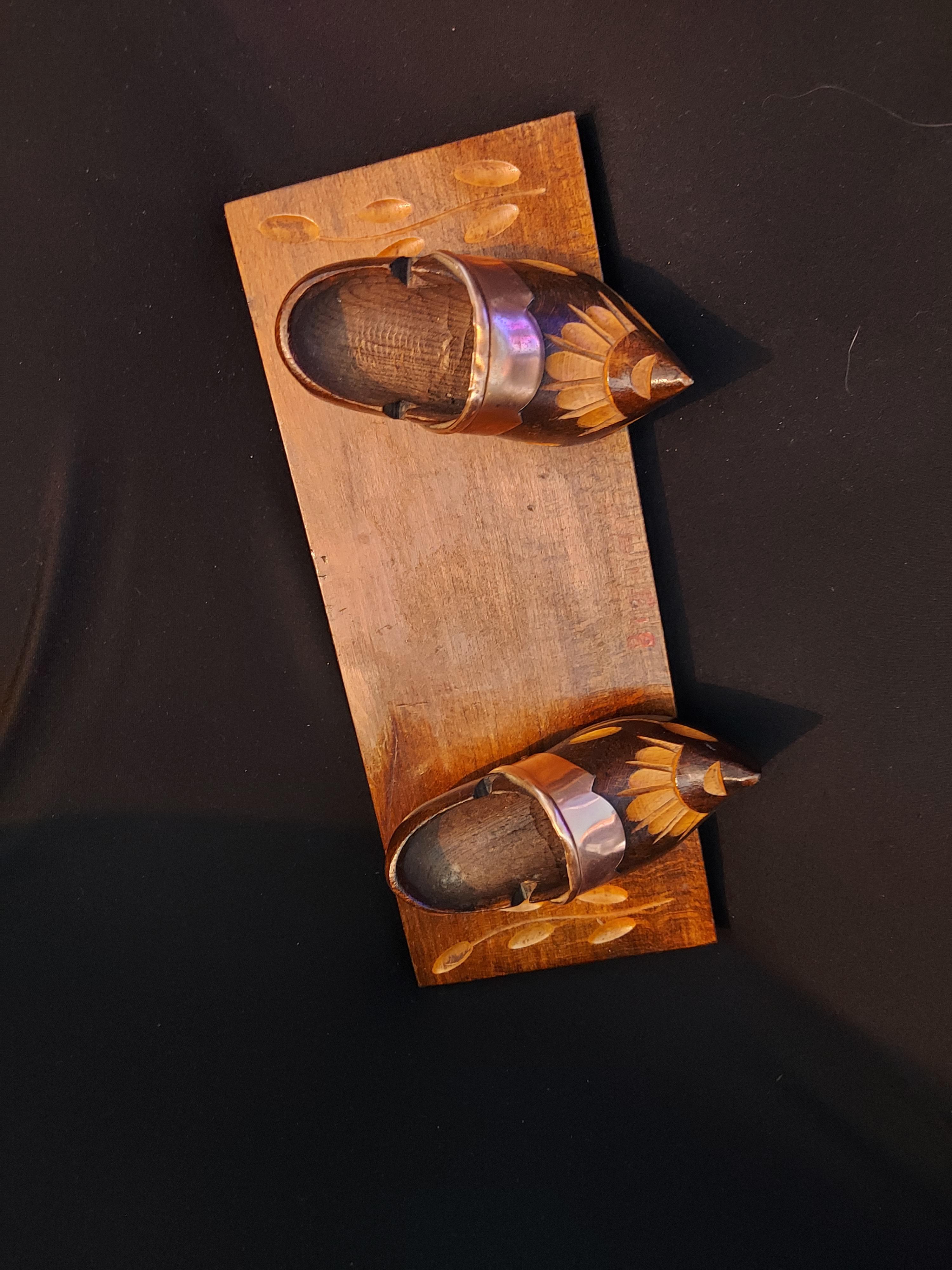 troc de troc petits sabots sur planche en bois image 0
