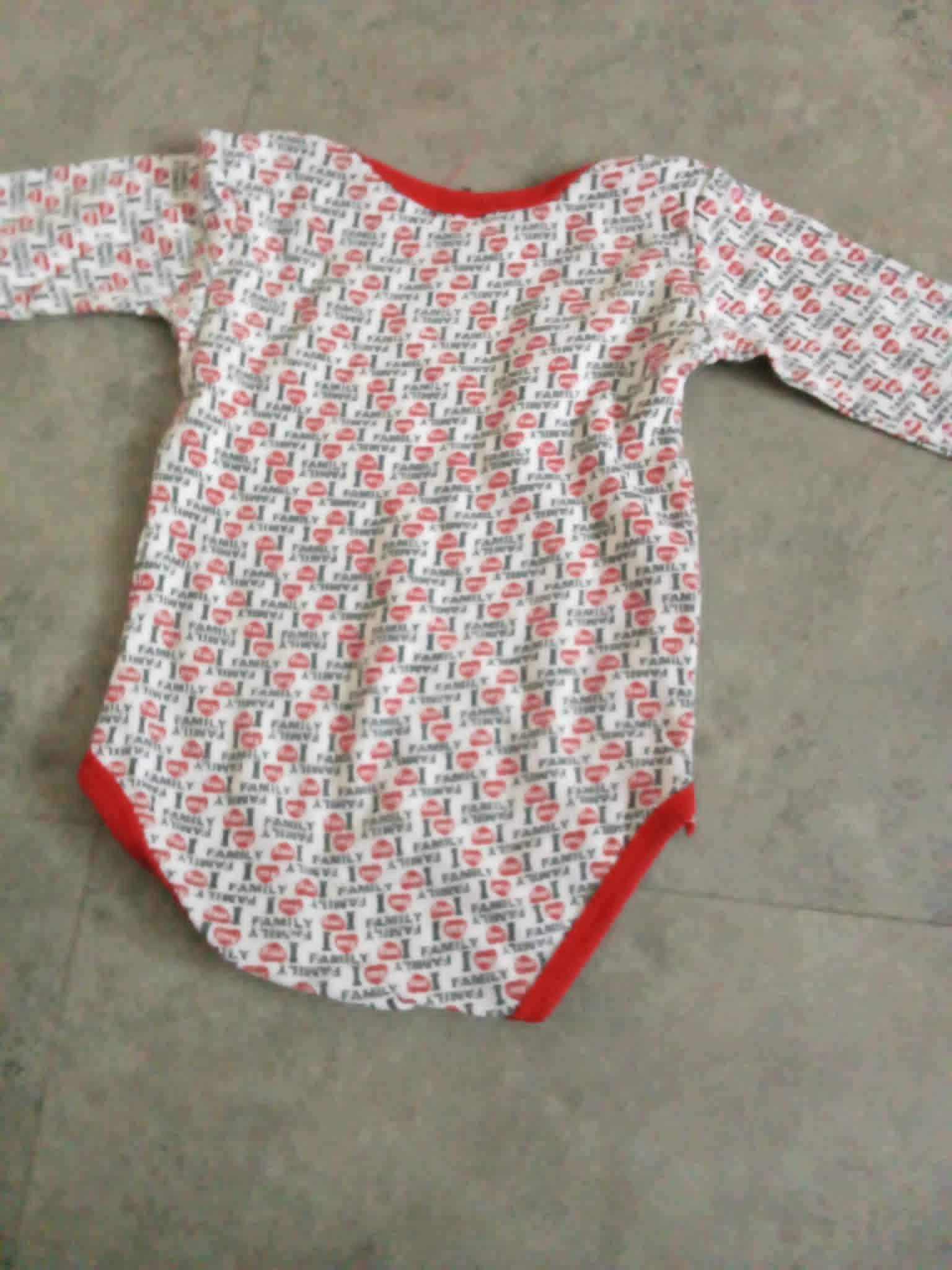 troc de troc body 9 mois  bordure rouge marque graine de blé image 1