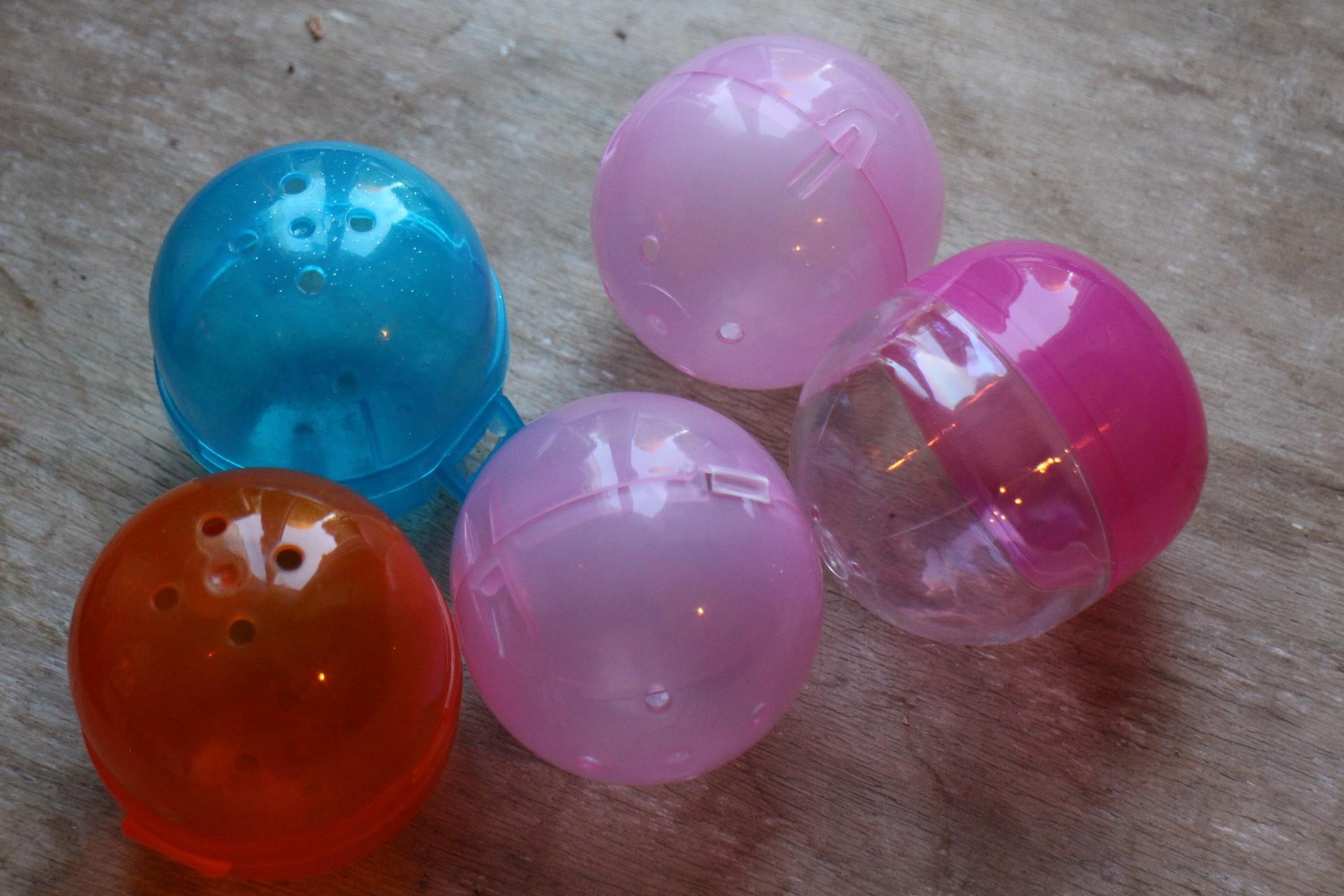 troc de troc grandes capsules en plastique pour le jeu. image 2