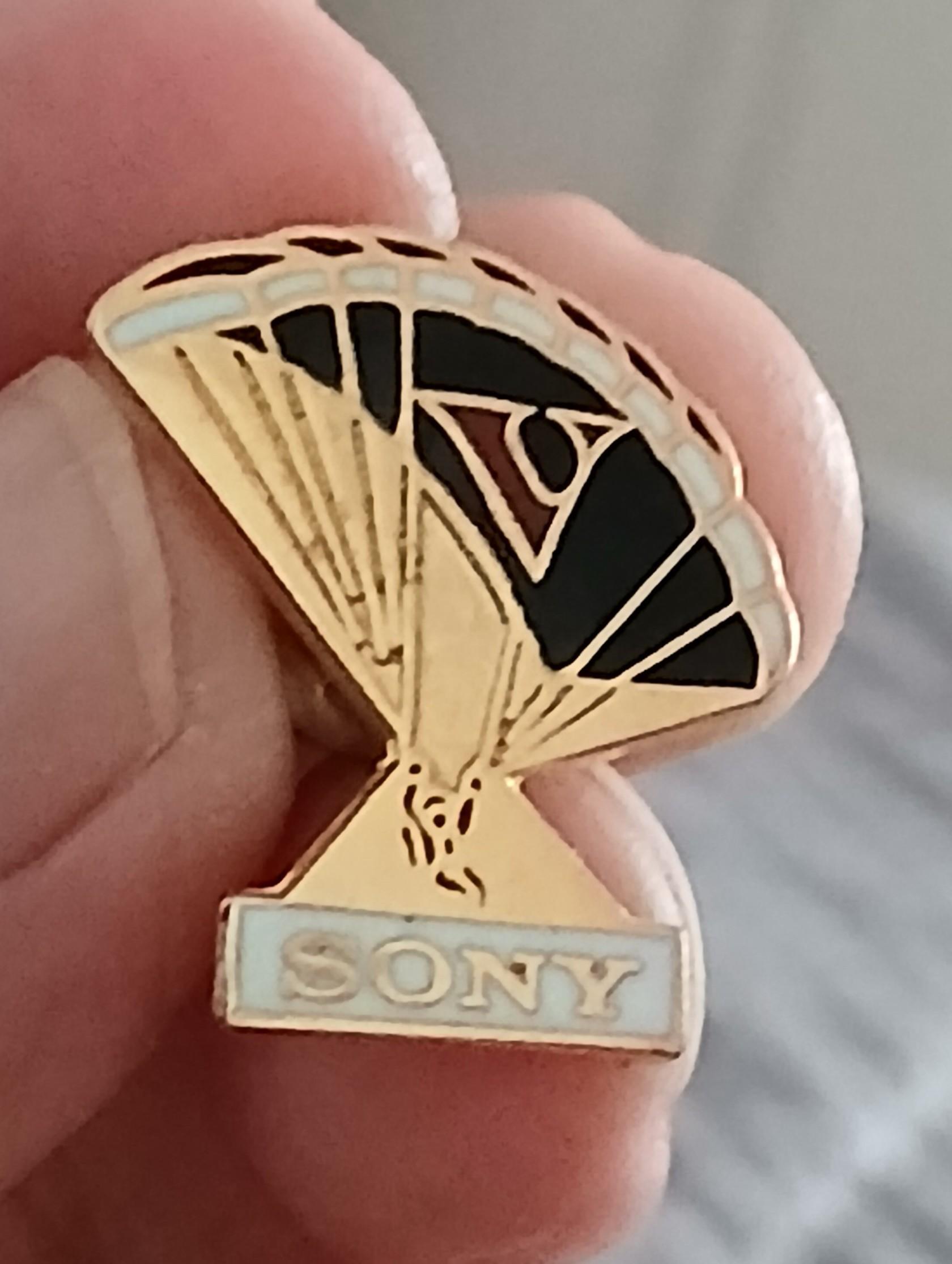troc de troc n* 12 reserver  gigi  un pins ' sony ' image 0
