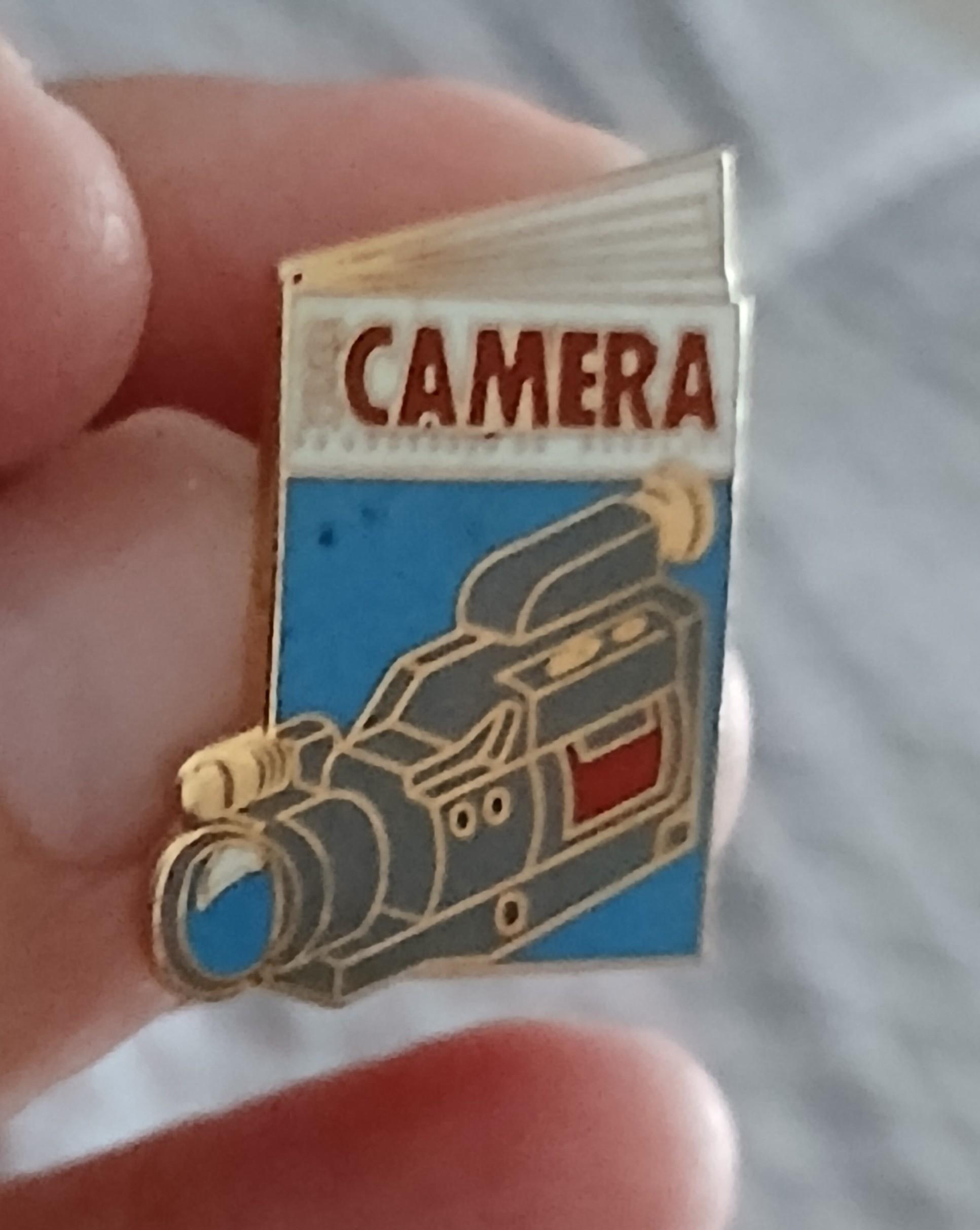 troc de troc n ' 18 reserver gigi un pins ' camÉra ' image 1
