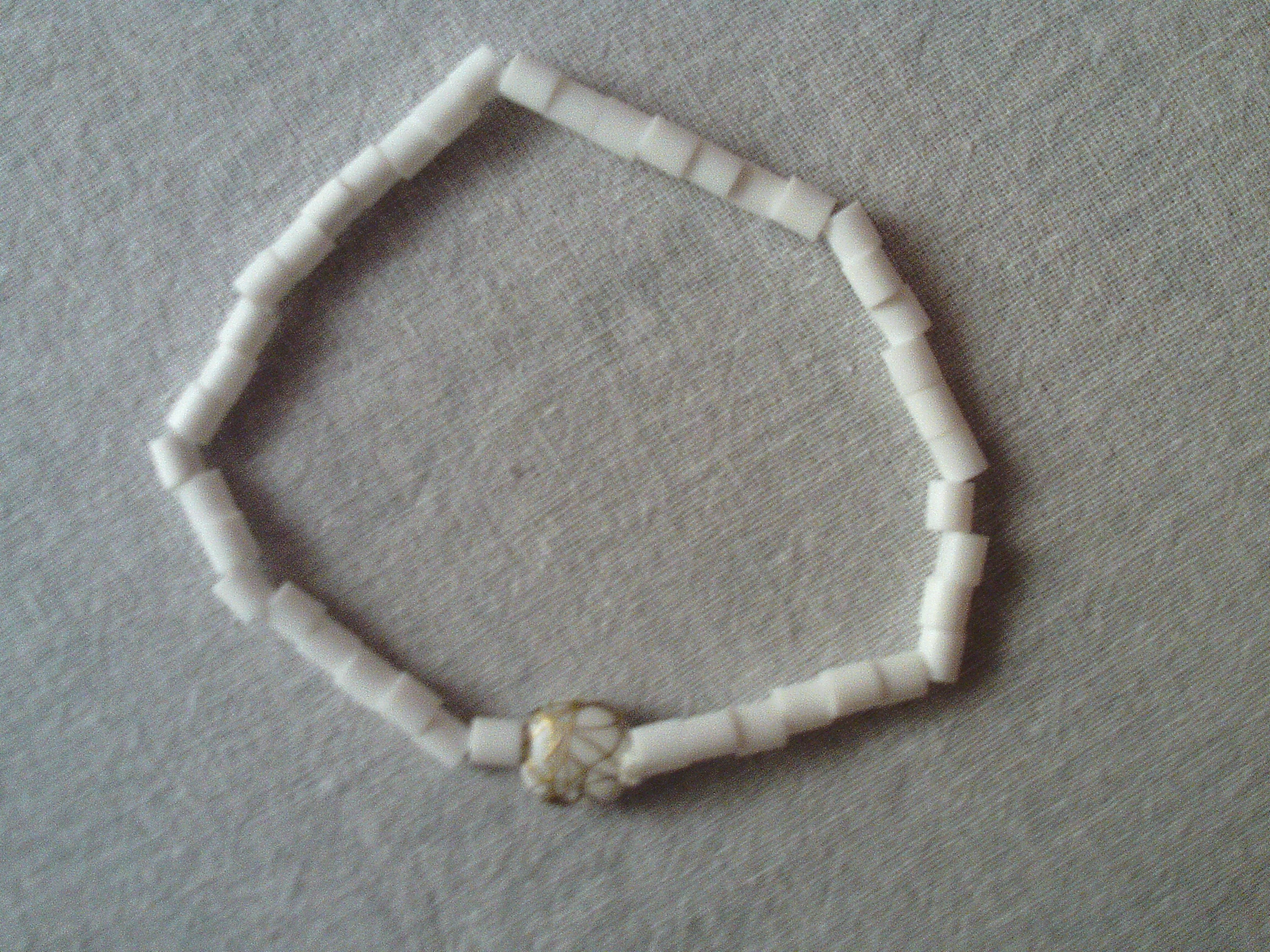 troc de troc bracelet blanc et doré. image 1