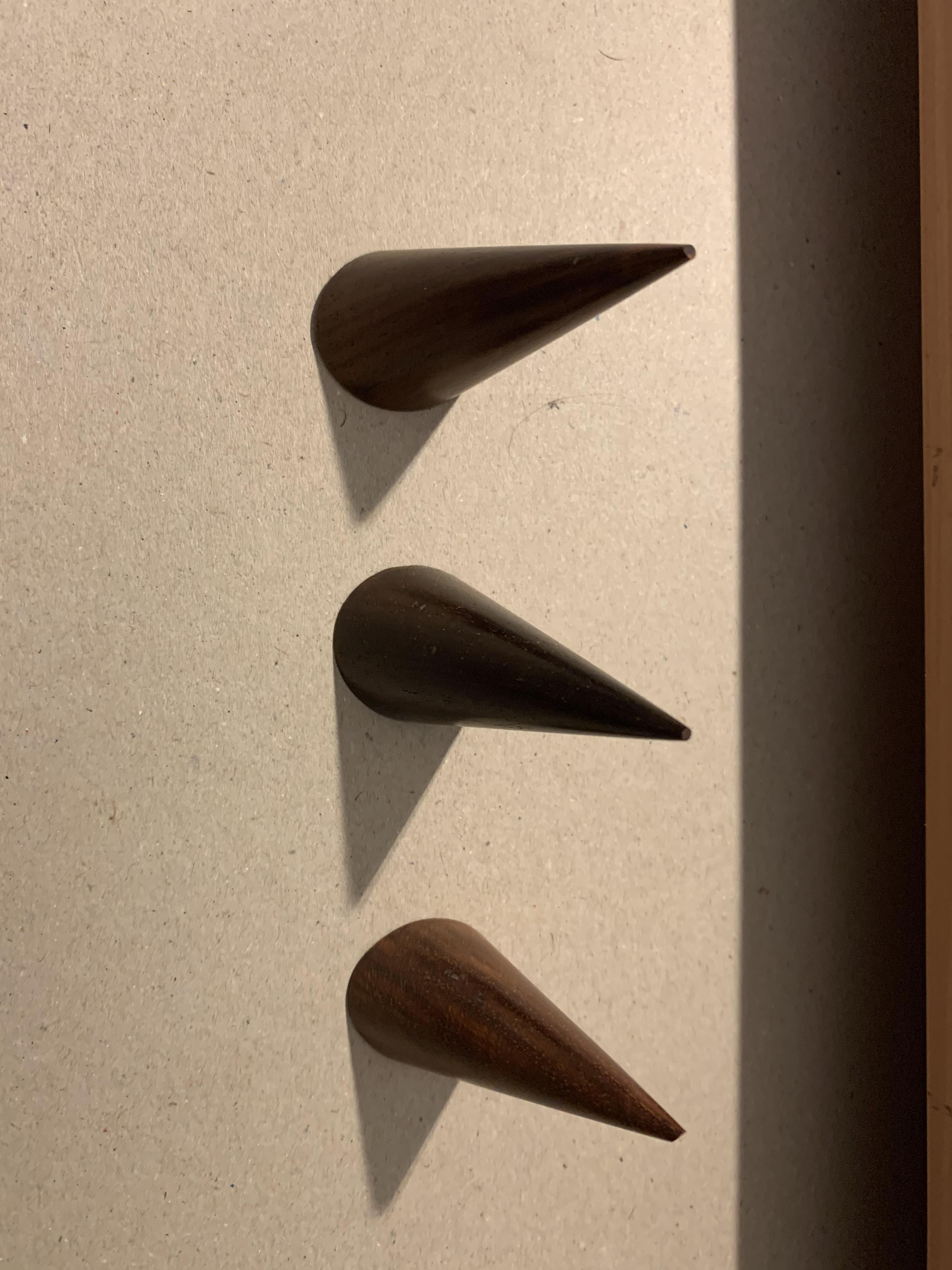 troc de troc trois. cônes pour mettre des bagues en bois. image 0