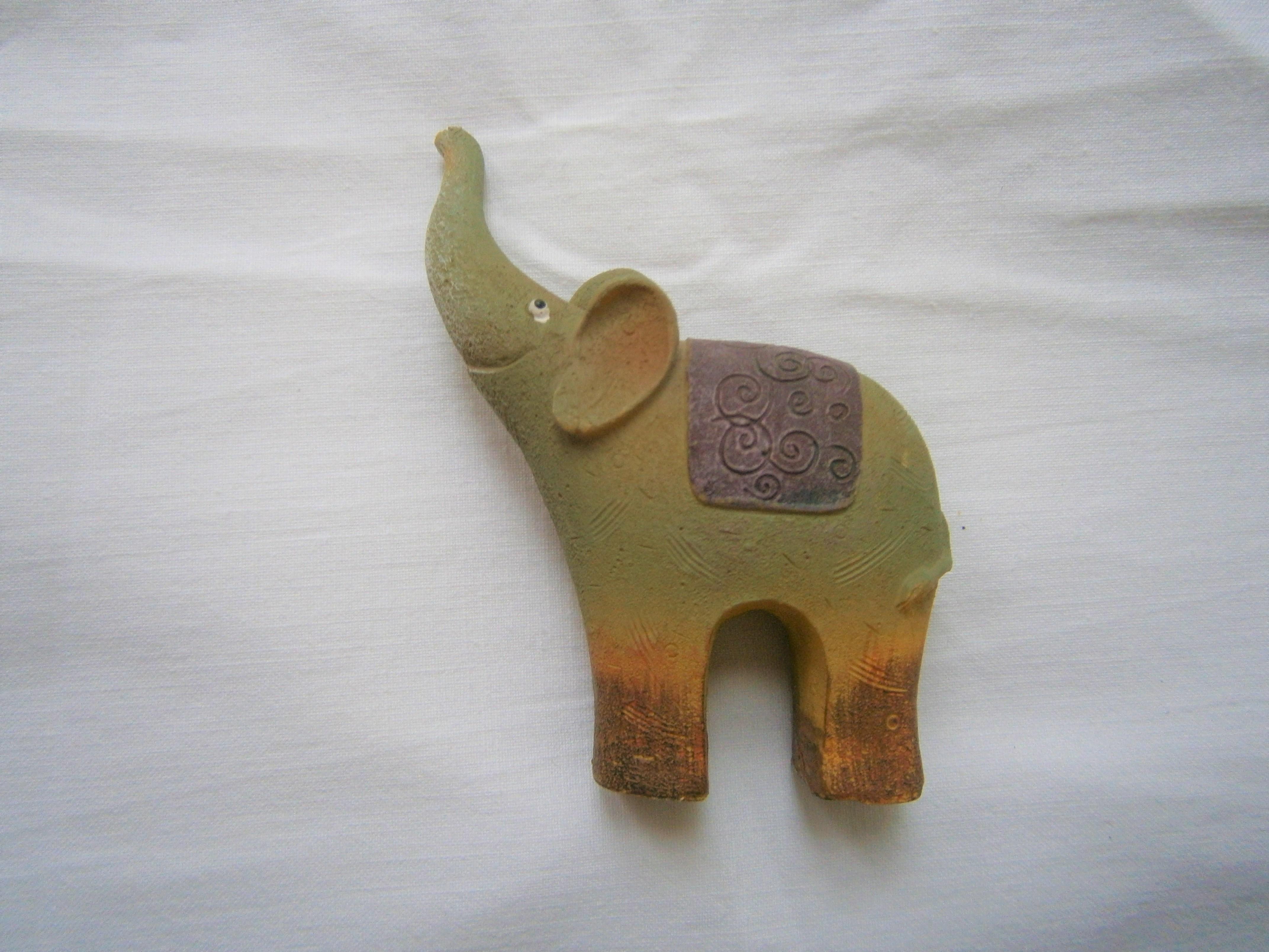 troc de troc petit éléphant en résine image 0