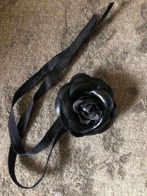 troc de troc (réservé) fleur en cuir 6cm de diam. approx. image 0
