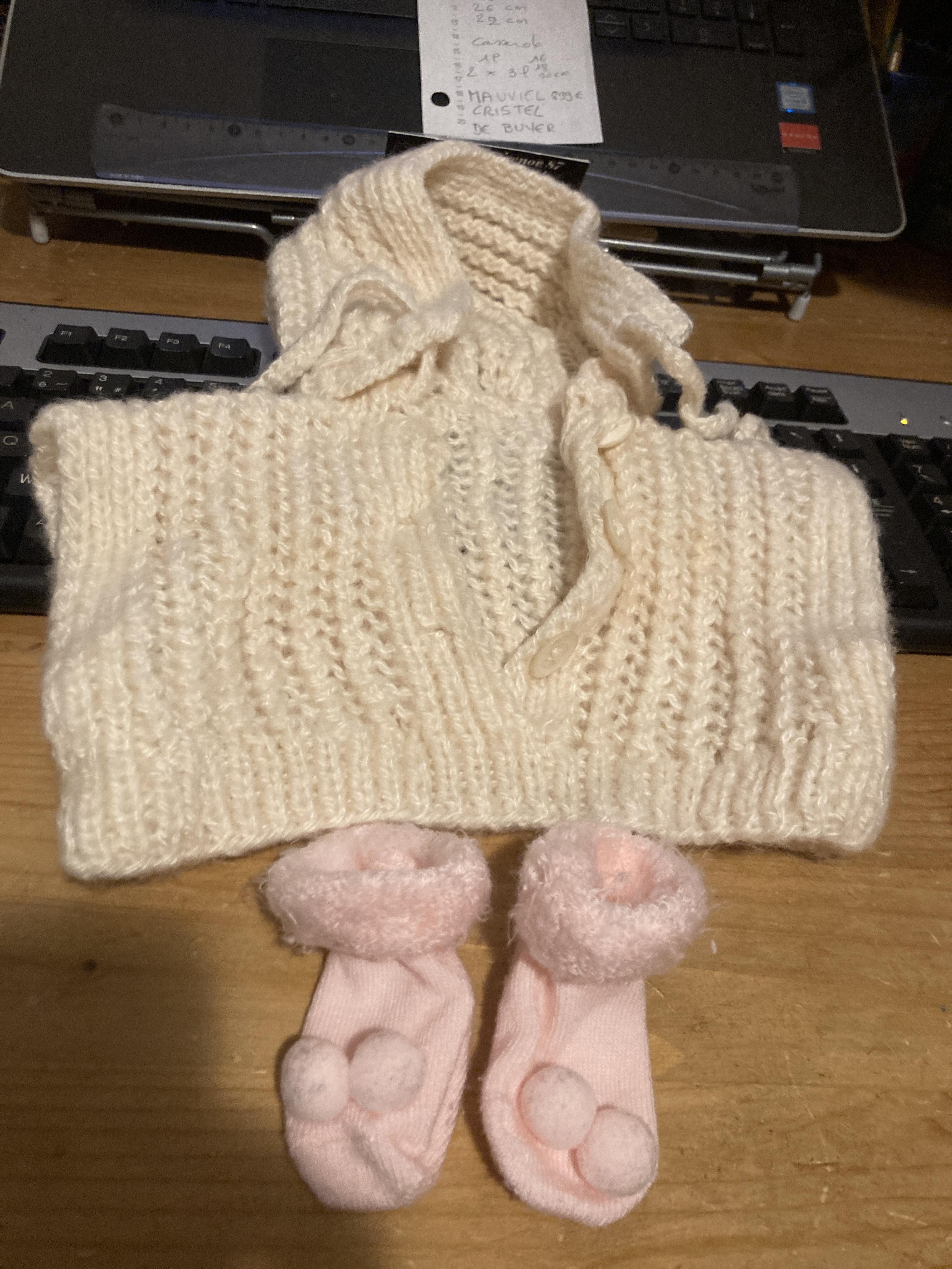 troc de troc haut tricot sans manche et chaussettes 6 mois image 0