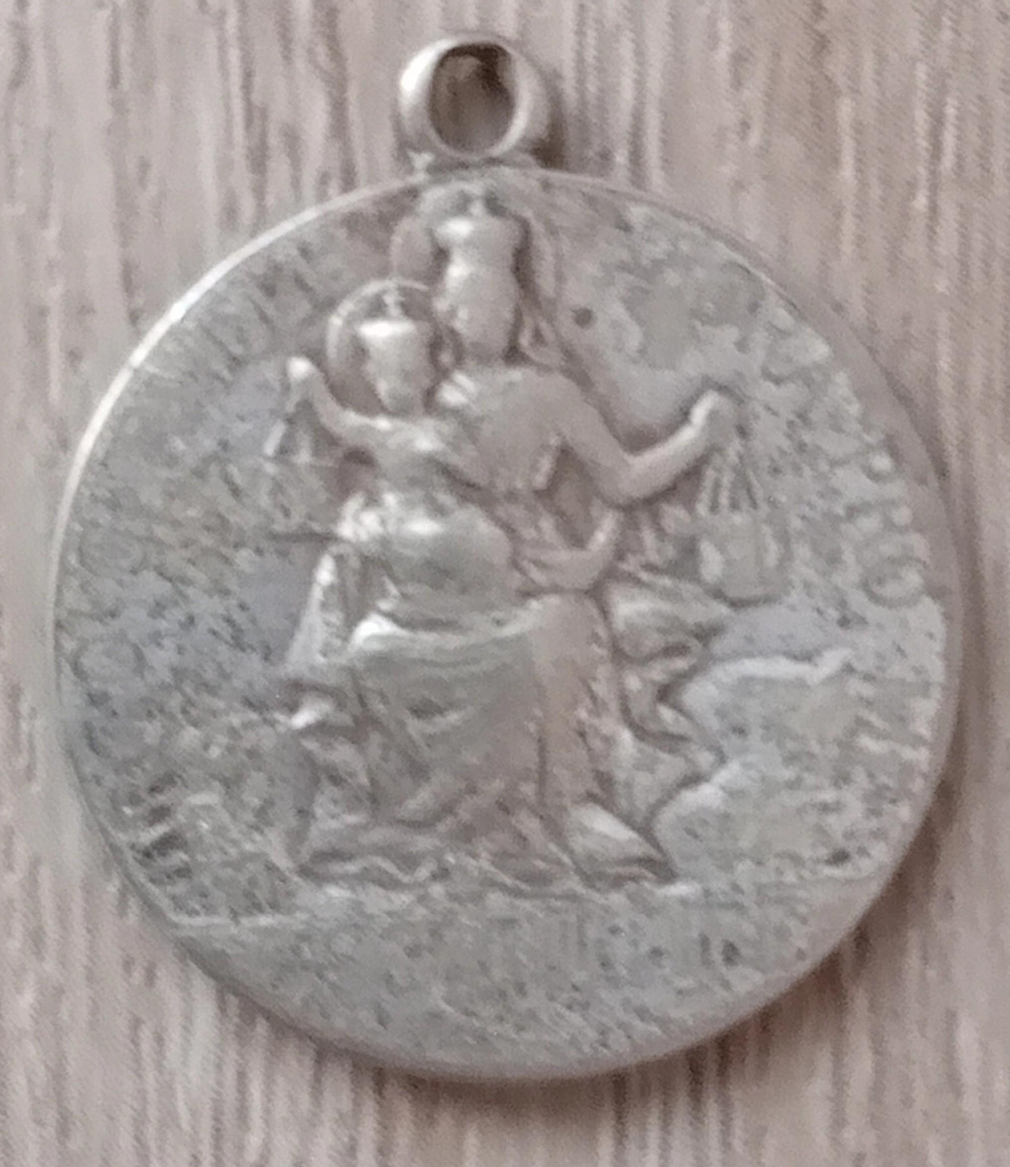 troc de troc une médaille pendentif du christ image 1