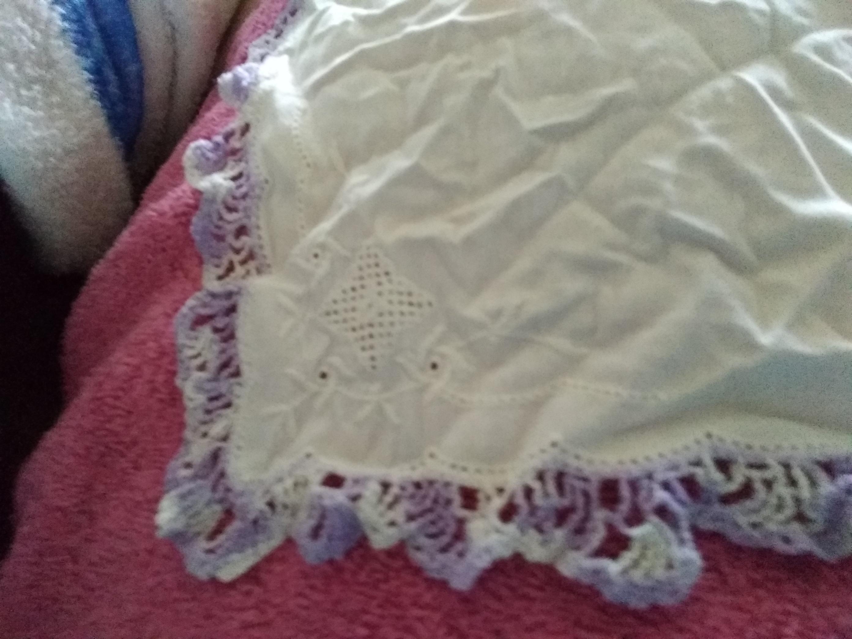 troc de troc mouchoir blanc  et dentelle violets image 1