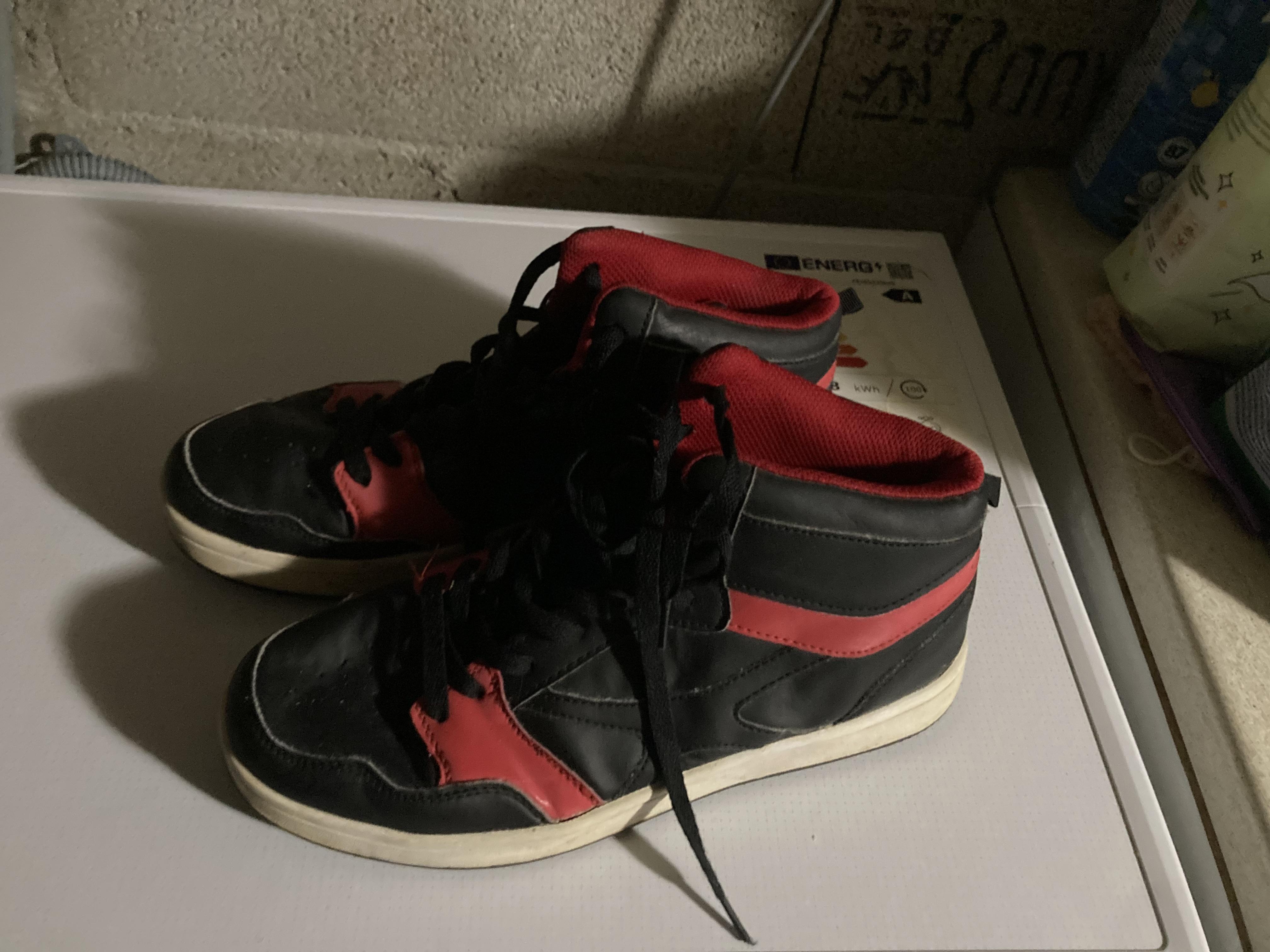 troc de troc paire de basket noir et rouge pointure 42 image 0