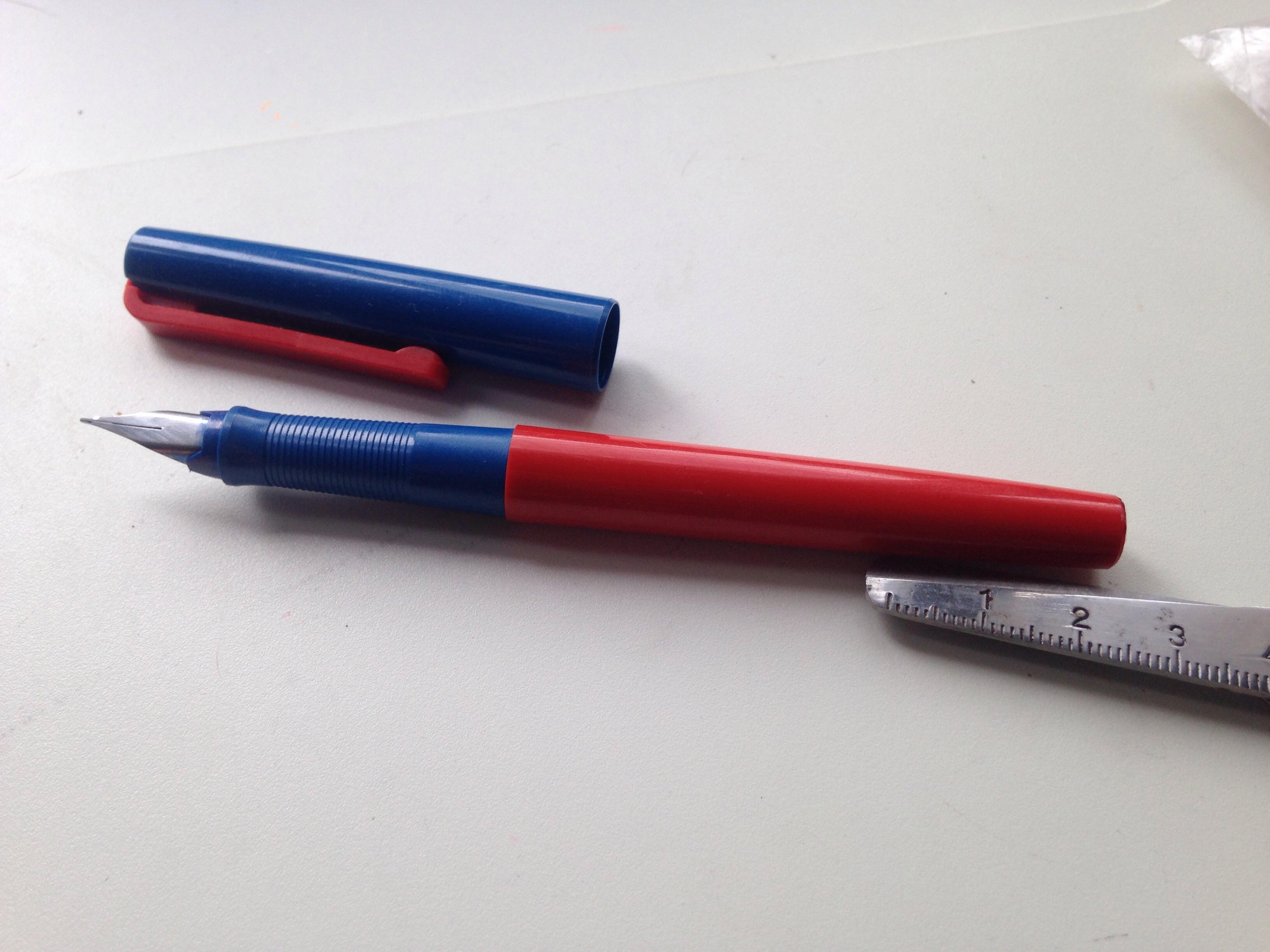 troc de troc stylo plume rouge et bleu en plastique image 0