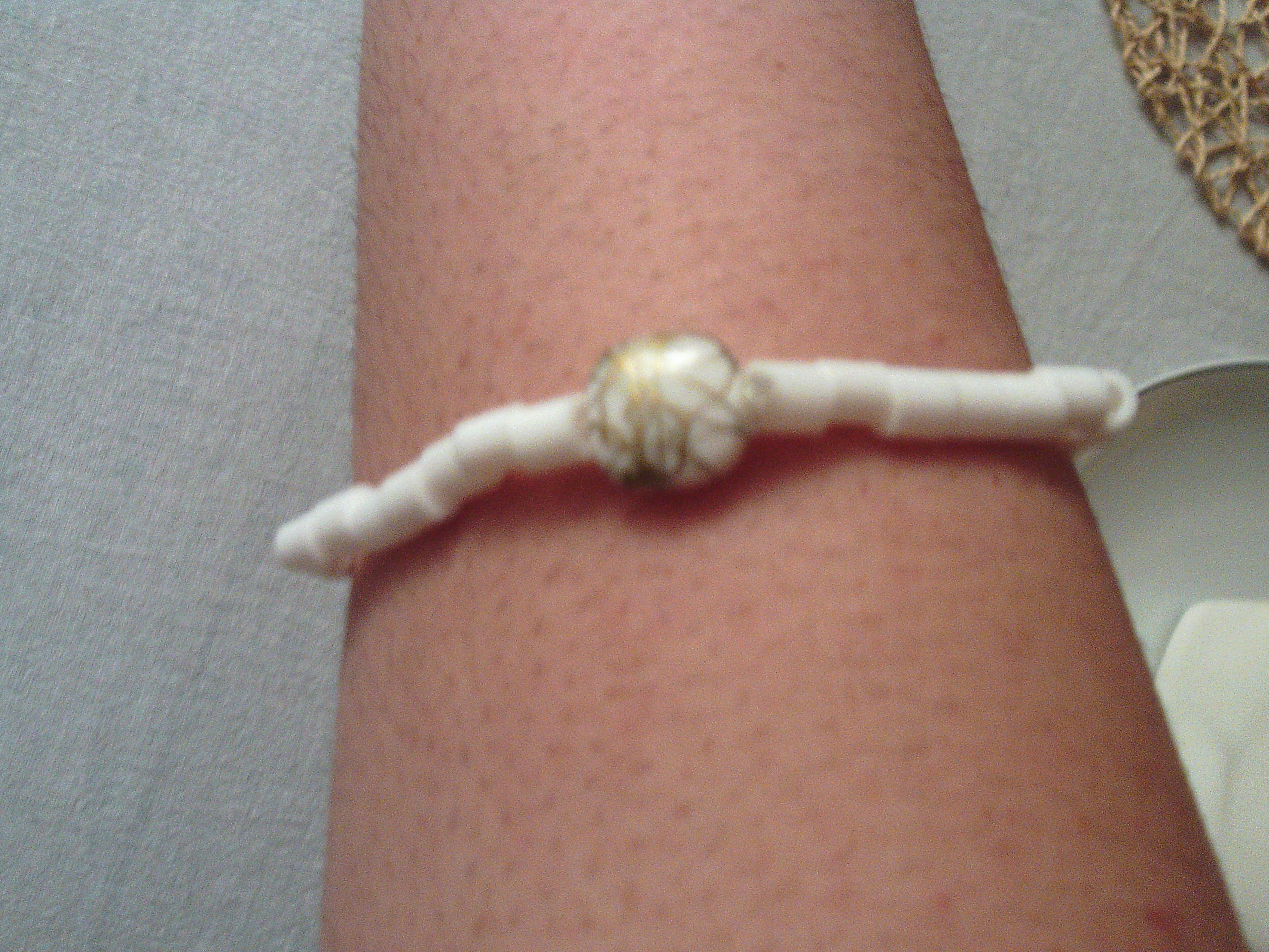 troc de troc bracelet blanc et doré. image 2