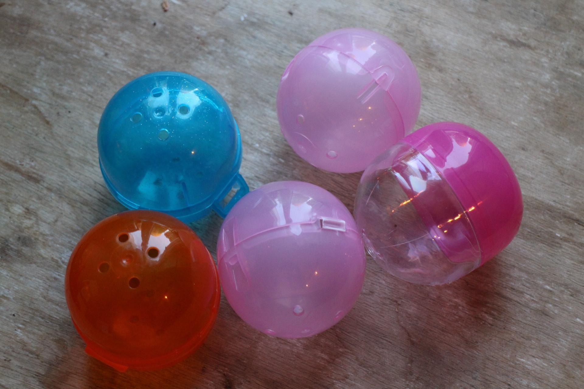 troc de troc grandes capsules en plastique pour le jeu. image 0