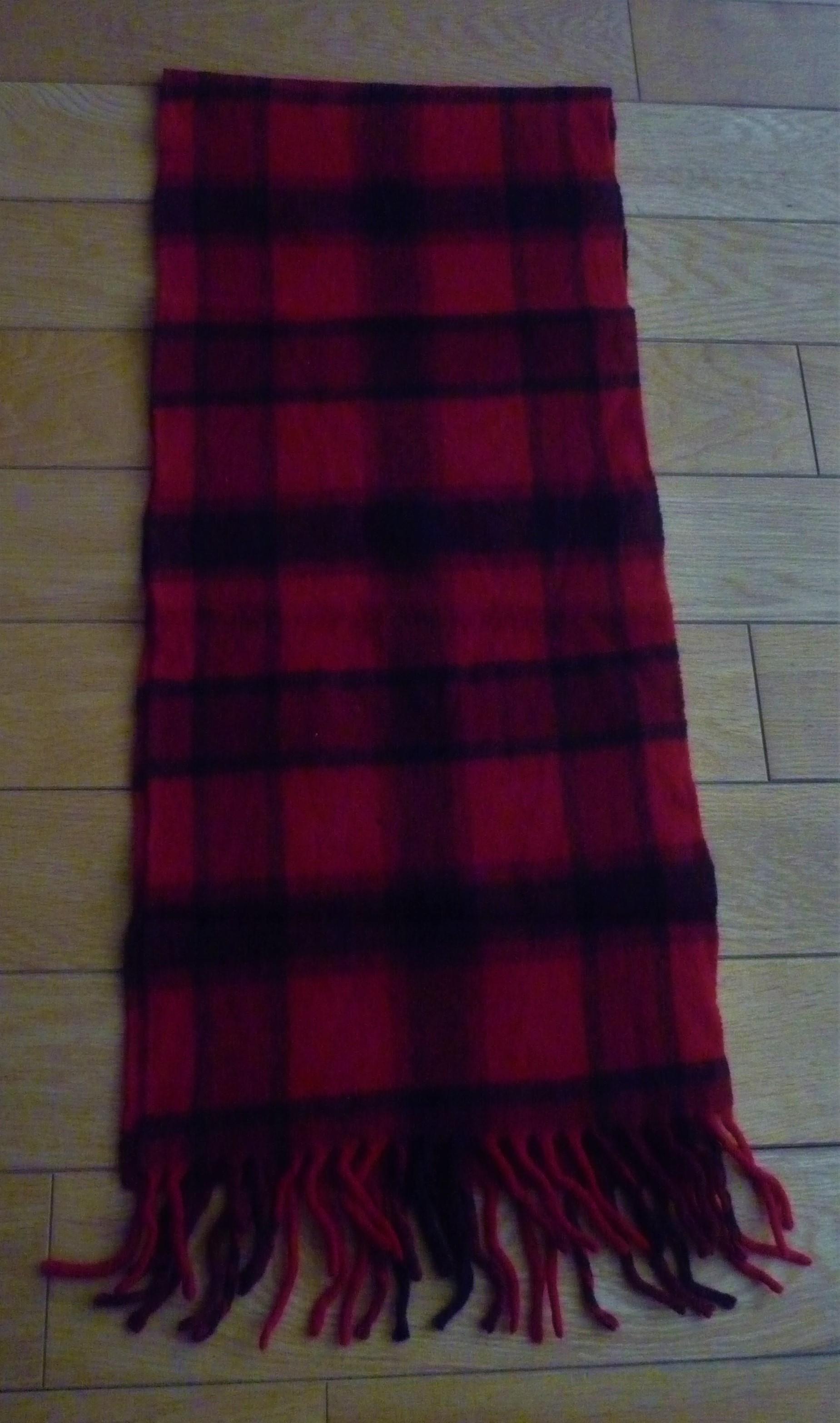 troc de troc echarpe en laine rouge et noire. image 0