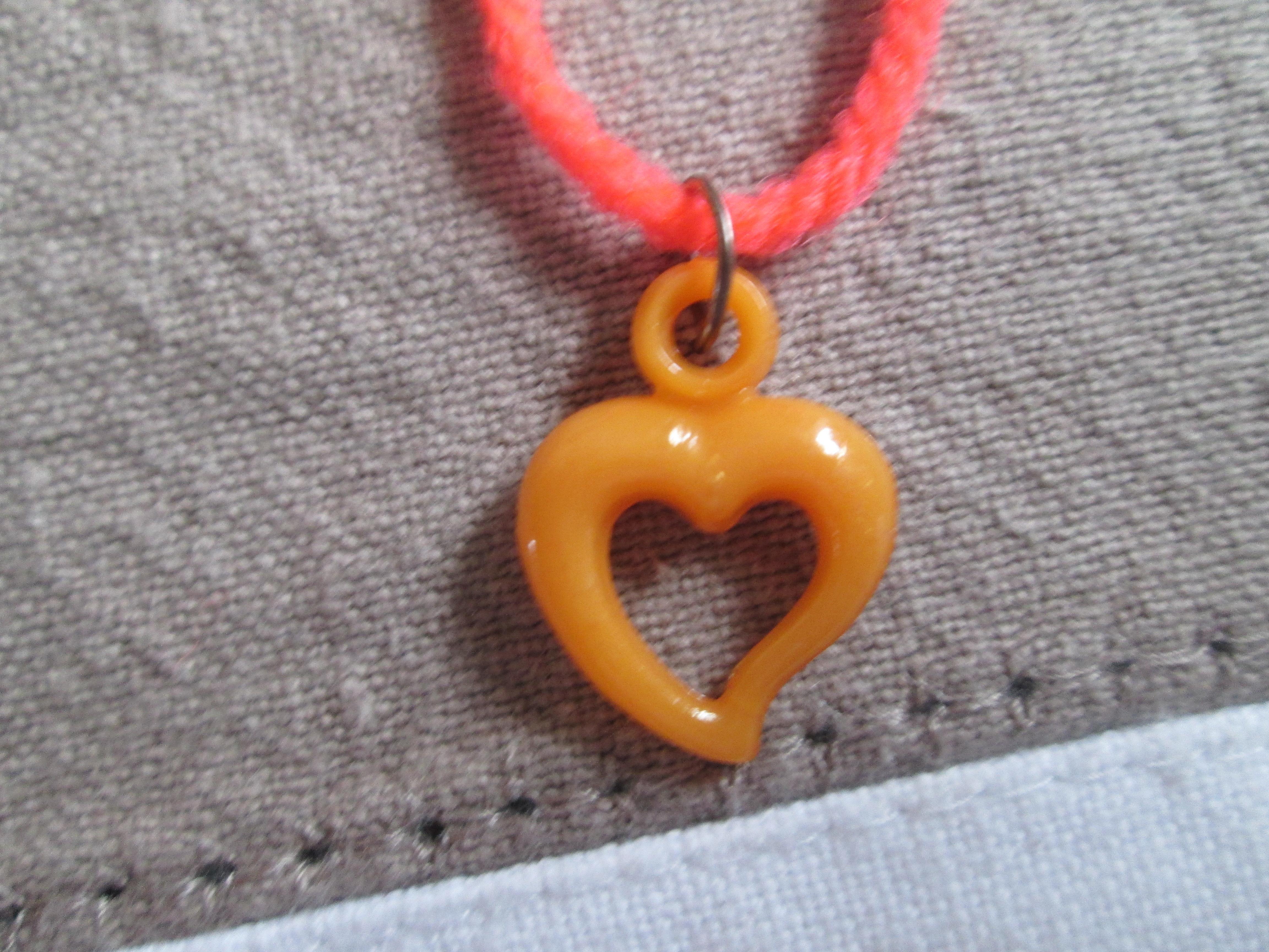 troc de troc collier coeur orange. image 1