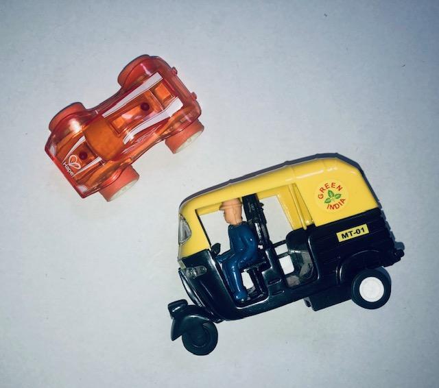 troc de troc 2 miniatures véhicules originaux tuk-tuk et bolide hape image 1