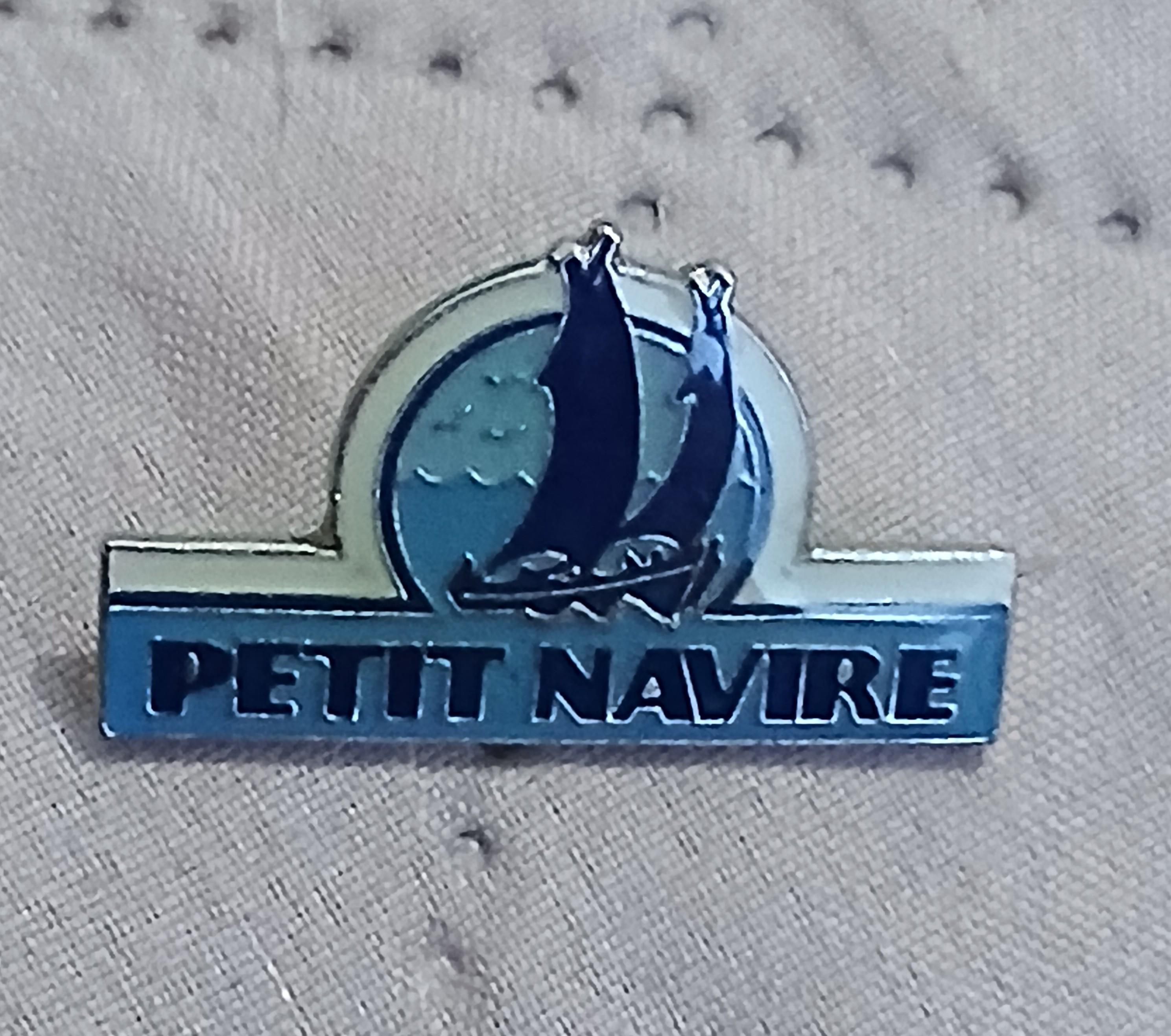 troc de troc reserver troqueuse  un pins ' petit navire ' image 0