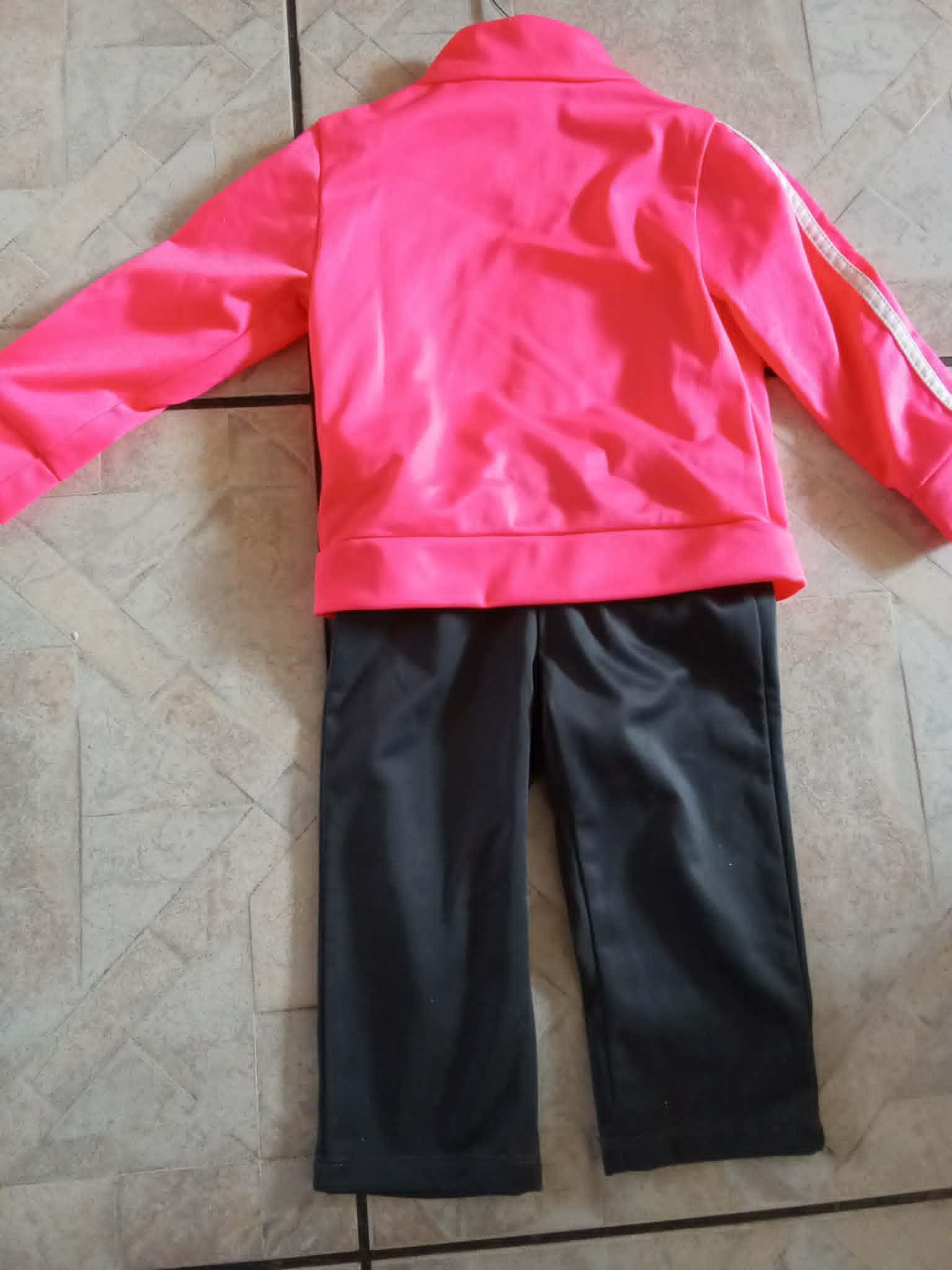 troc de troc jogging neuf rose et gris marque decathlon  1 an image 2