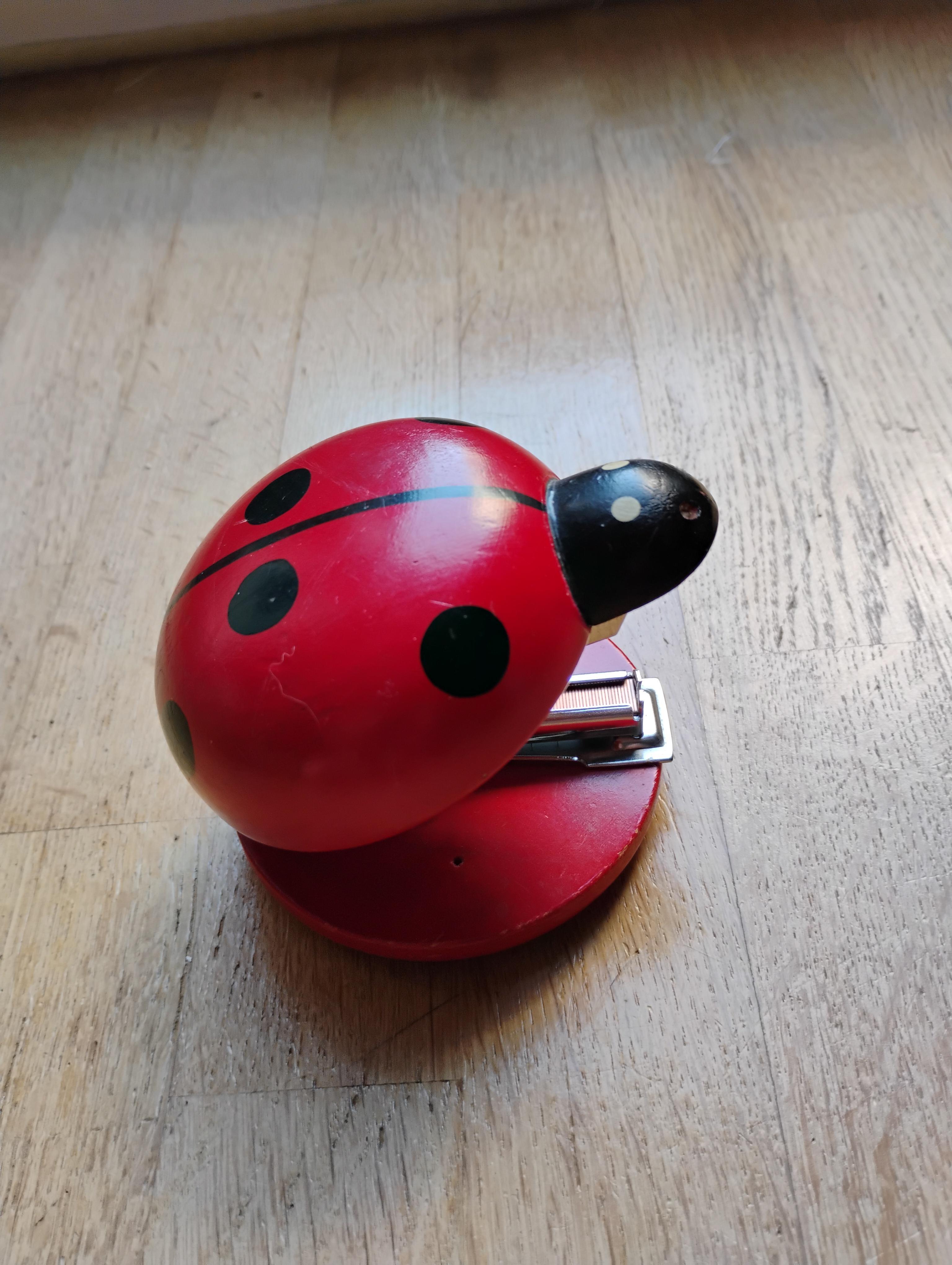 troc de troc agrafeuse coccinelle en bois image 0
