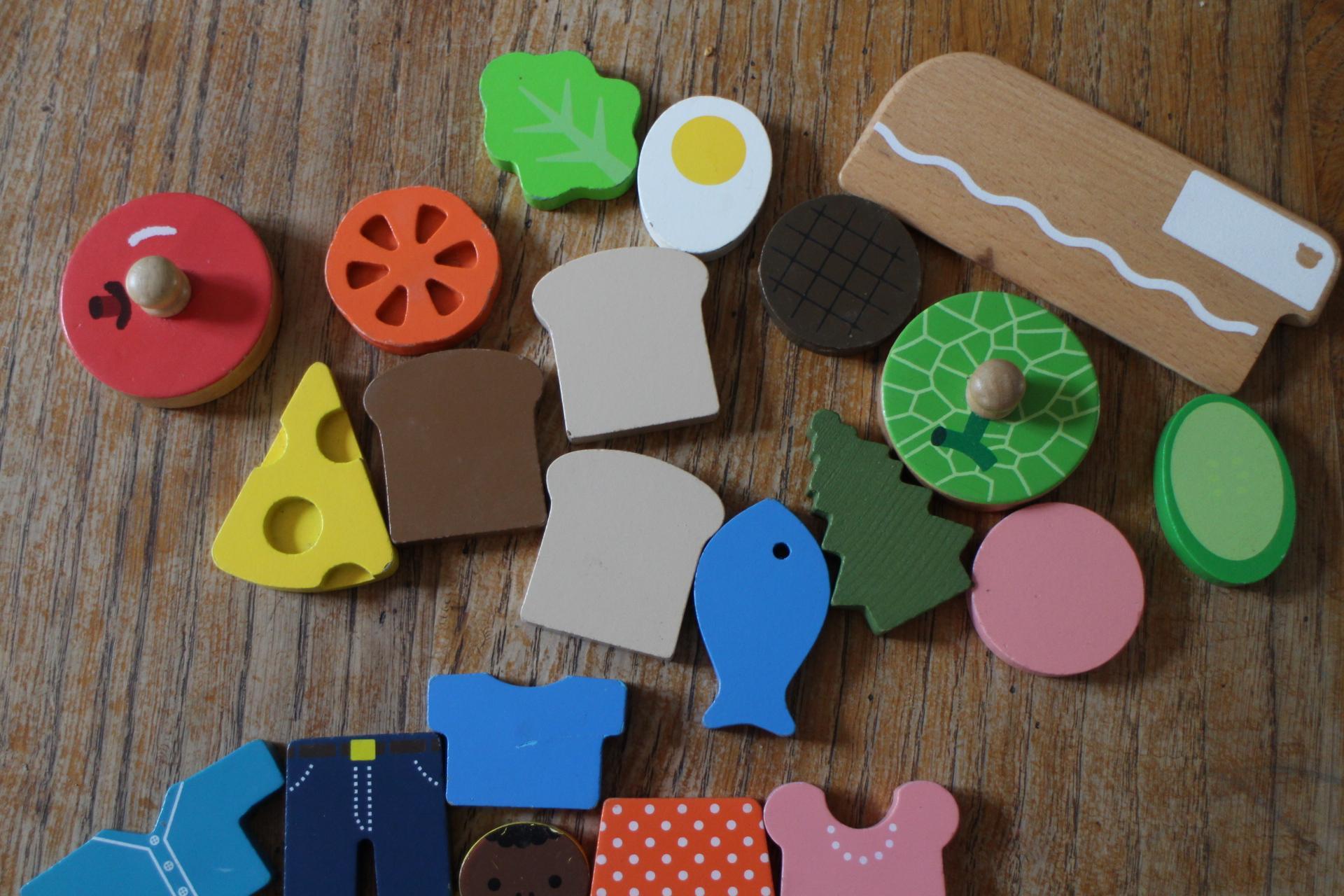 troc de troc jouets en bois : aliments et vêtements image 2
