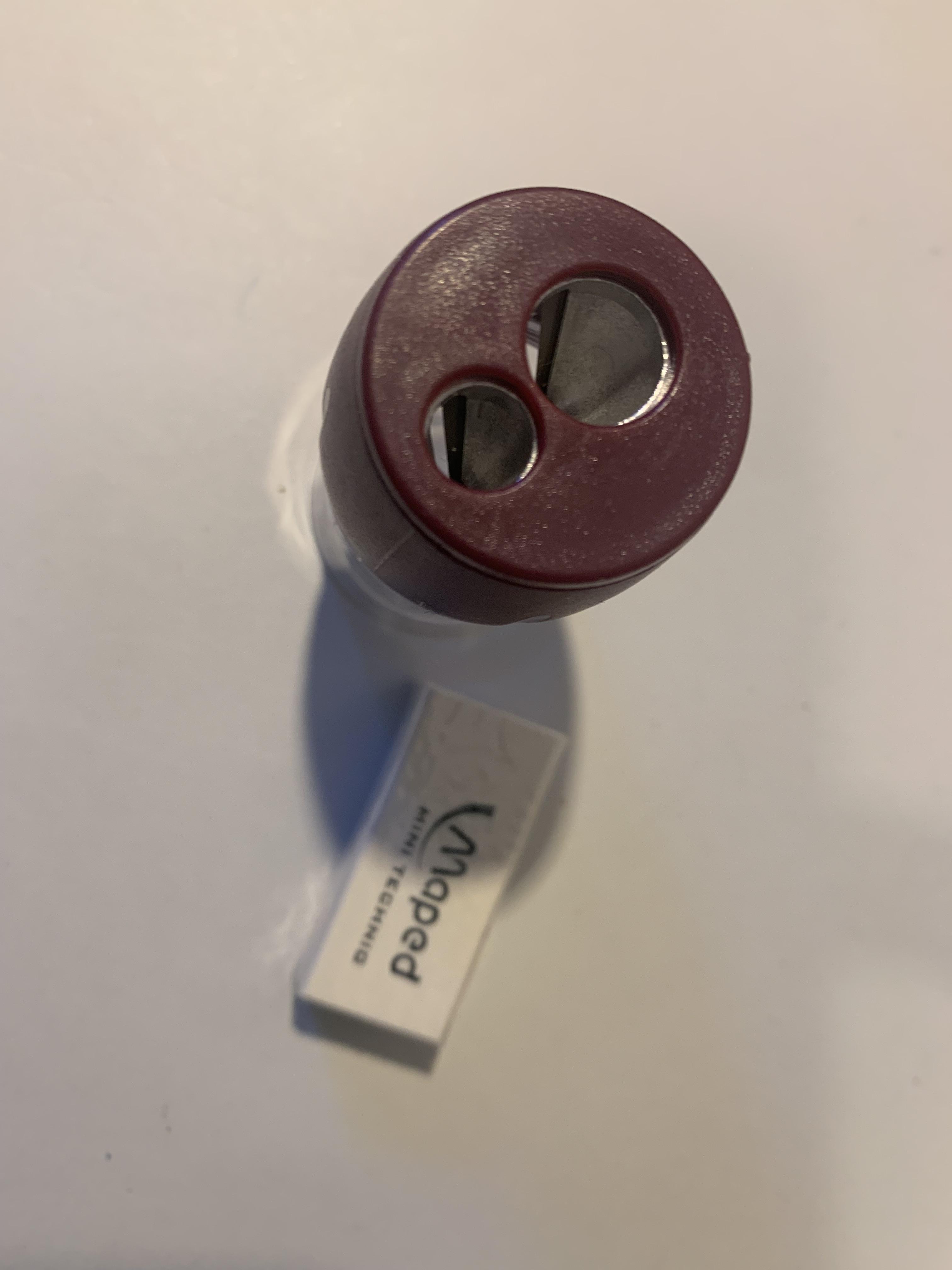 troc de troc un taille-crayons, deux trous et une gomme image 0