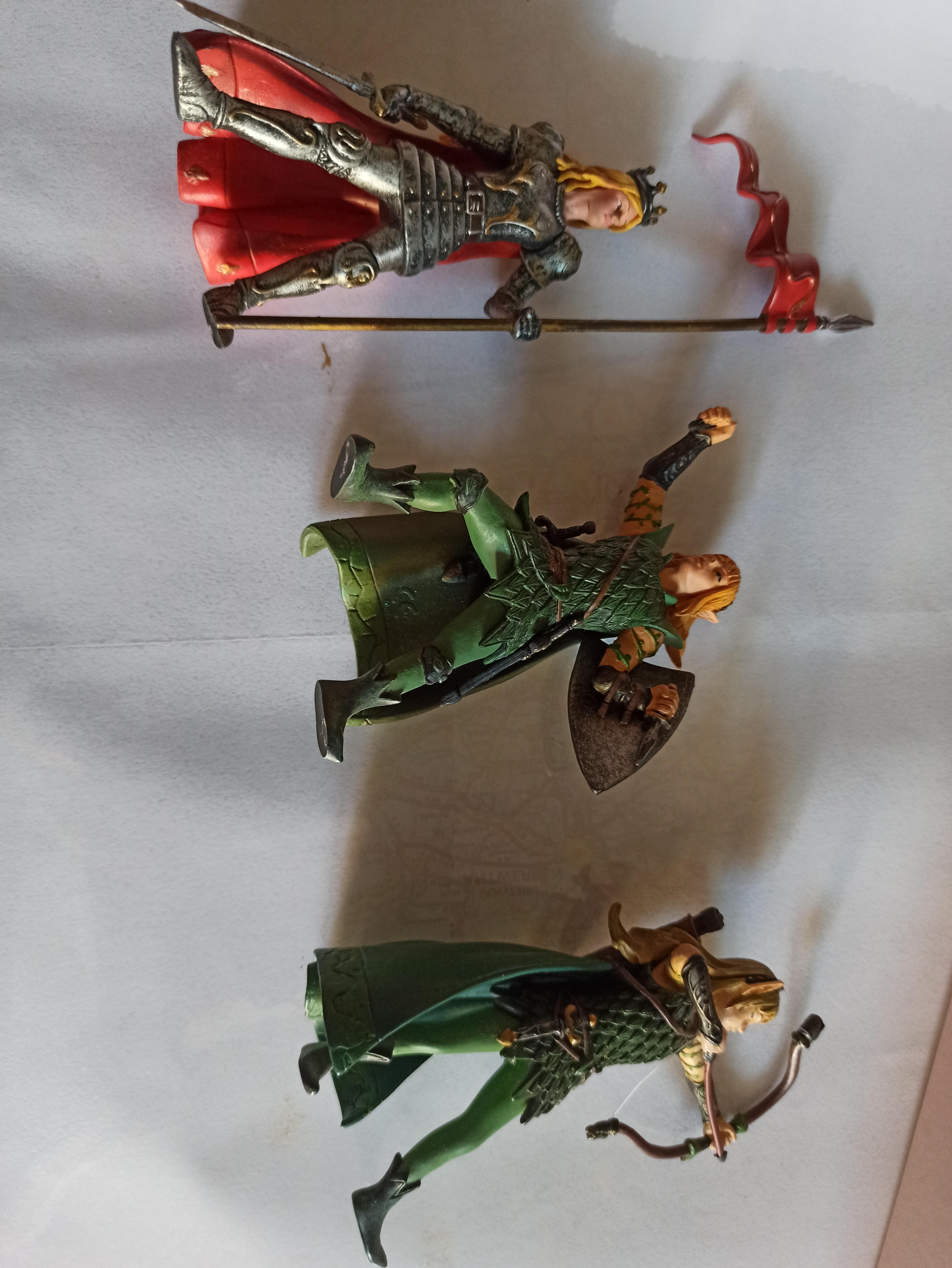 troc de troc trois figurines de collection image 0
