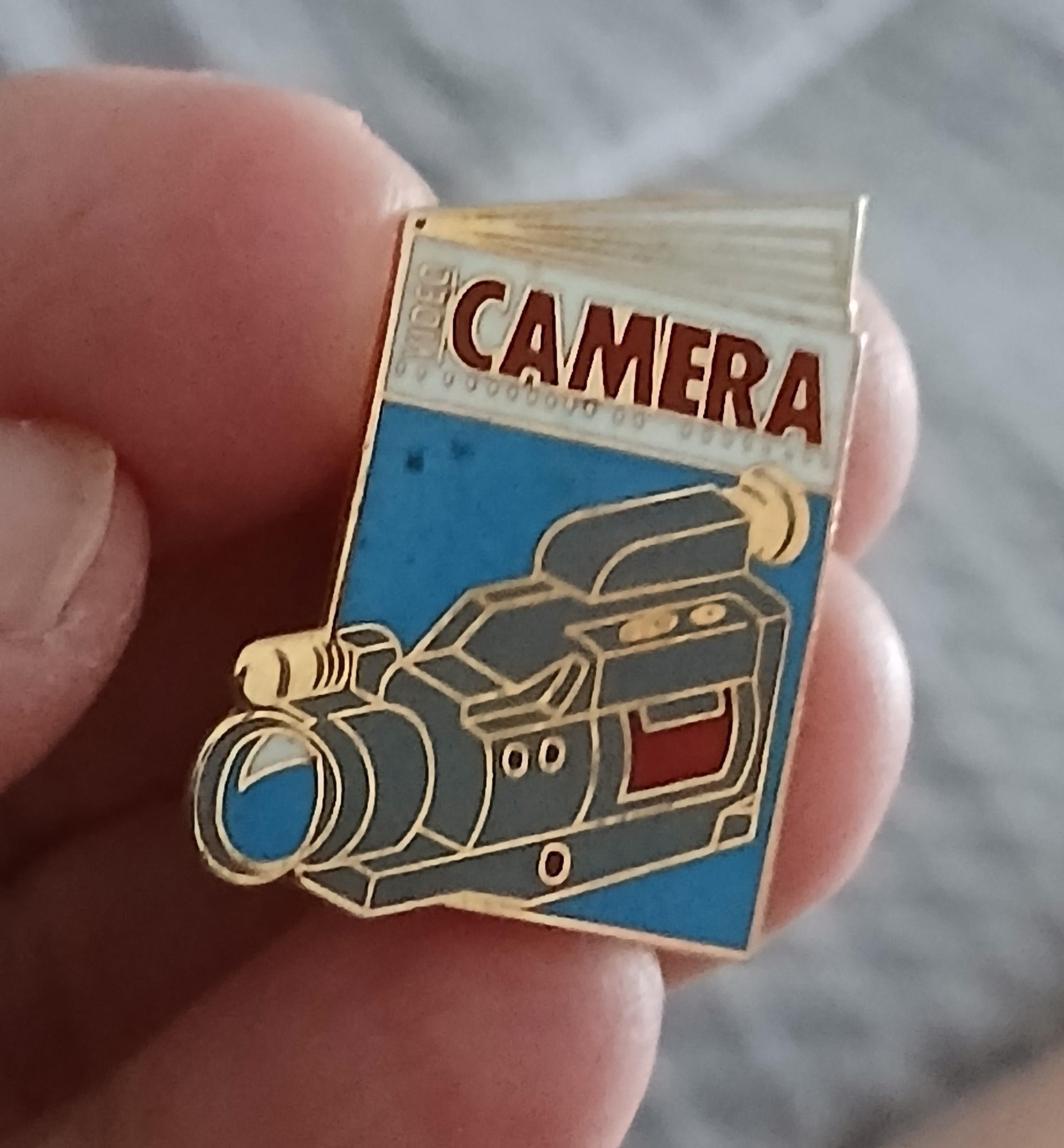 troc de troc n ' 18 reserver gigi un pins ' camÉra ' image 0