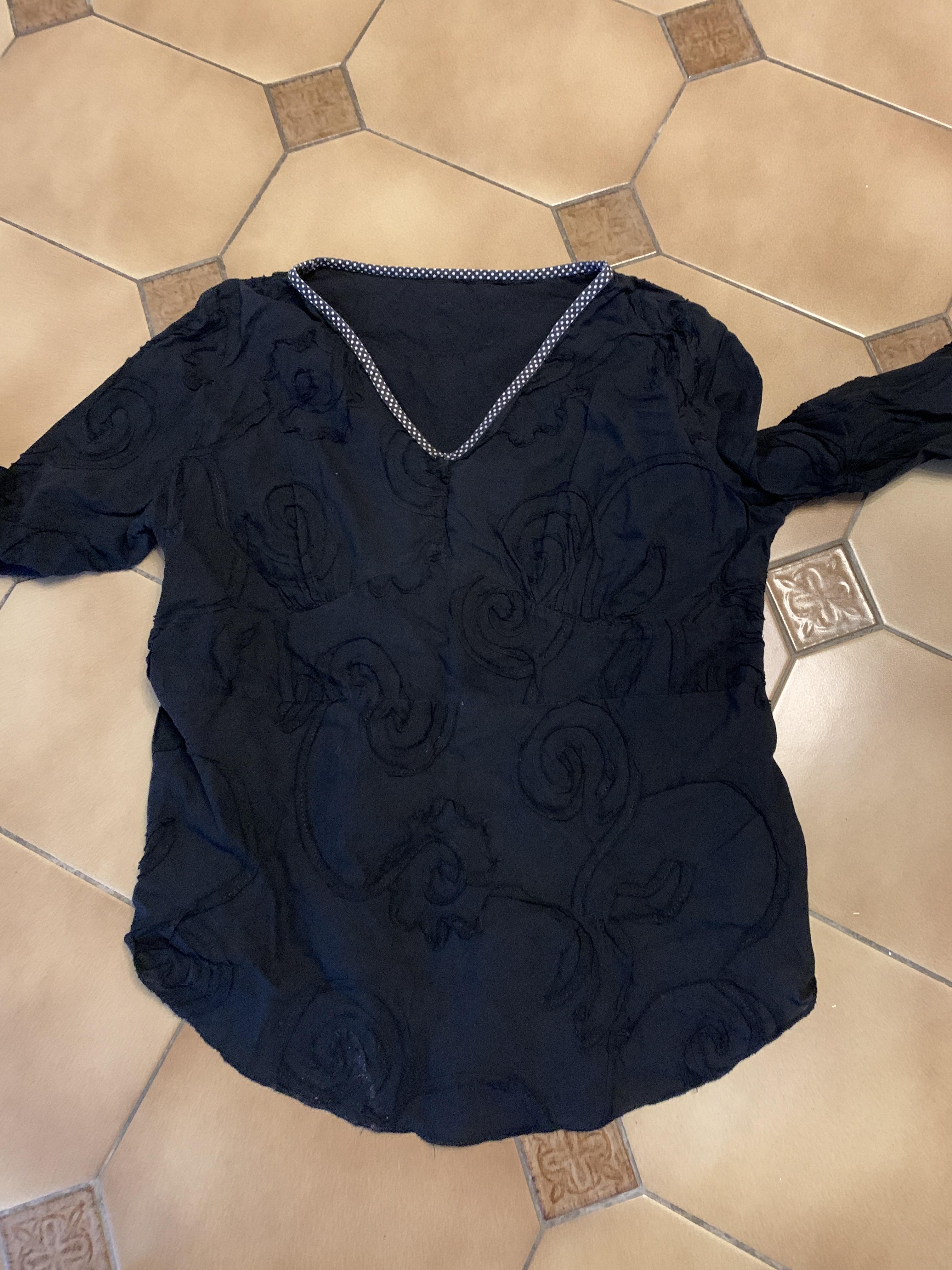 troc de troc réserve jolie tunique noire, taille 42 44 je pense image 0