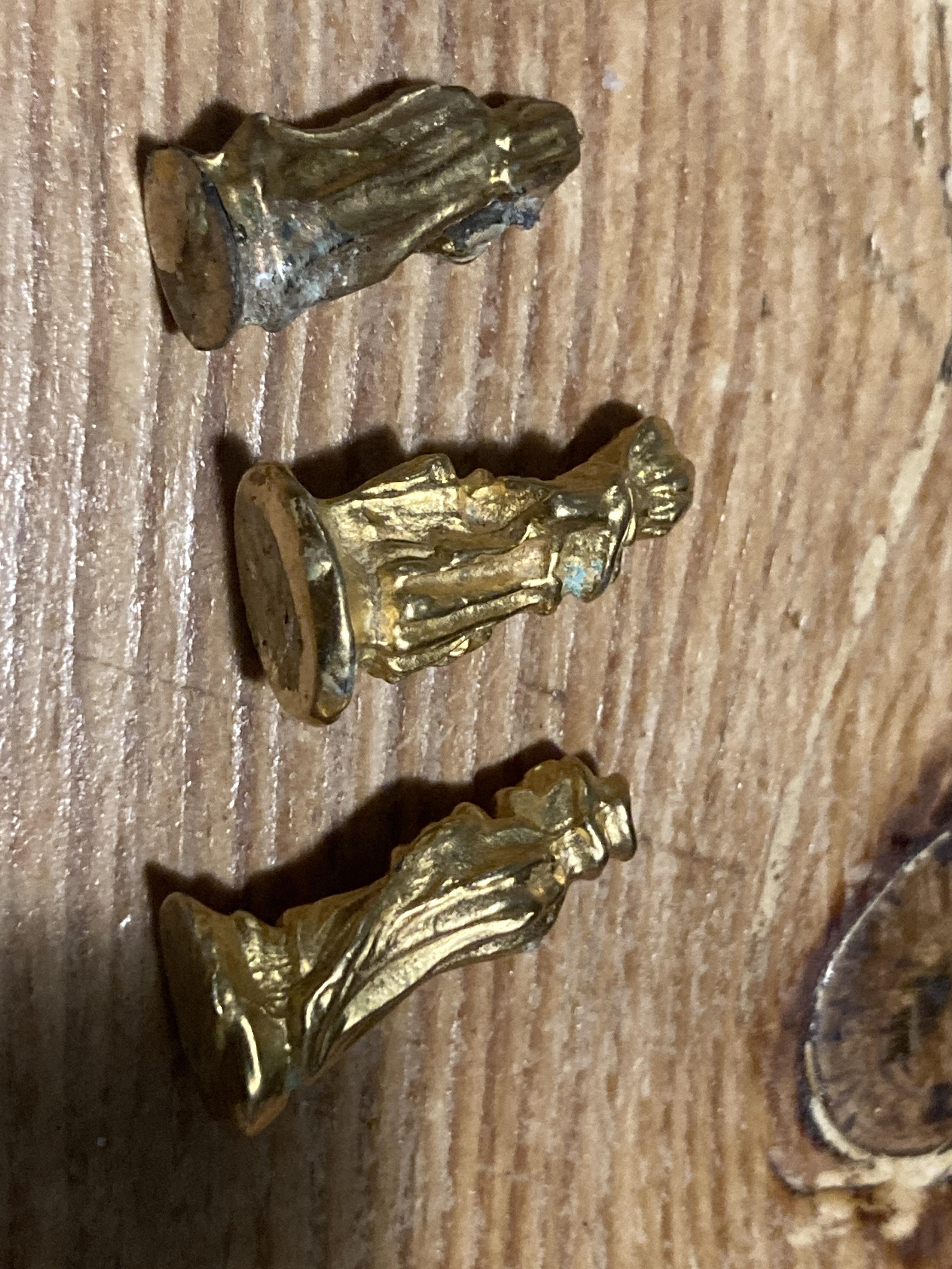 troc de troc lot 3 fèves métal doré santon image 1