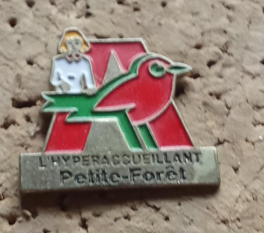 troc de troc pin's auchan avec attache image 0